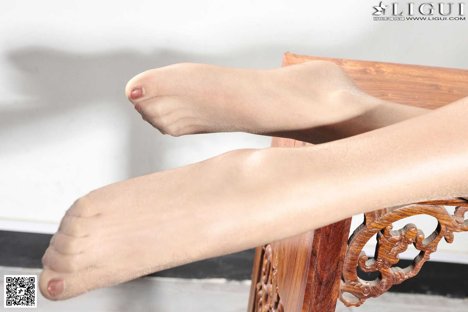 Model 可馨《木桌上的肉丝袜美足》上下全集 [丽柜第3张