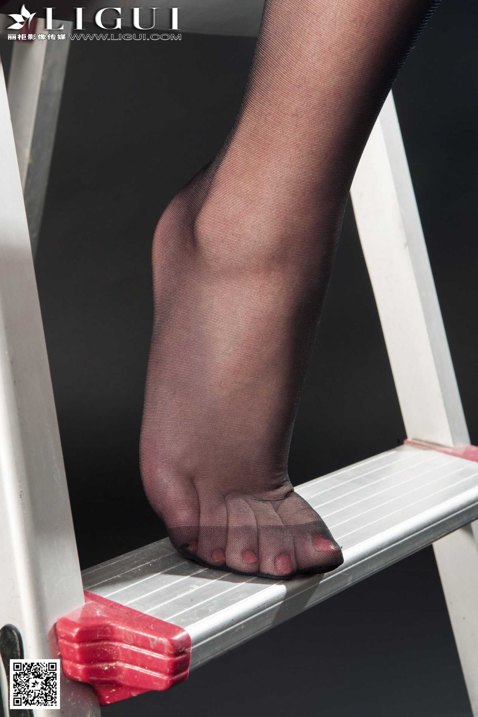 [丽柜LiGui] Model 凌凌《棚拍黑丝高跟美足》美腿玉第10张