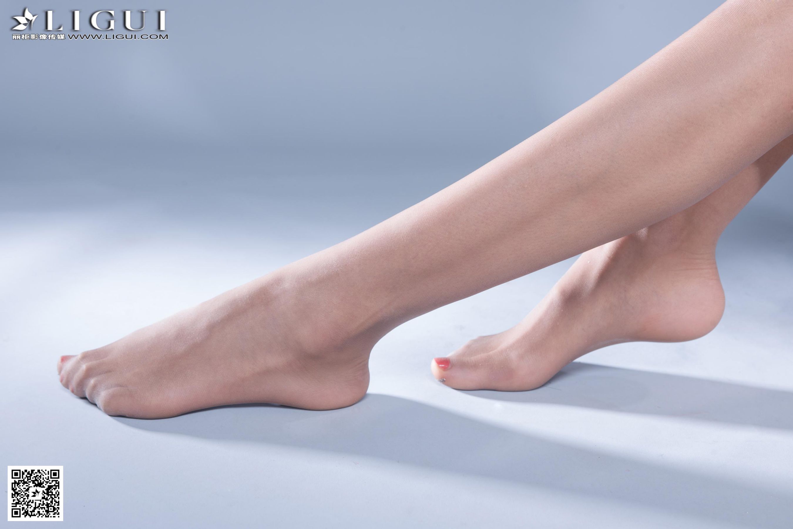 [丽柜LiGui] Model 潼潼《棚拍职业装丝足高跟》上下第2张