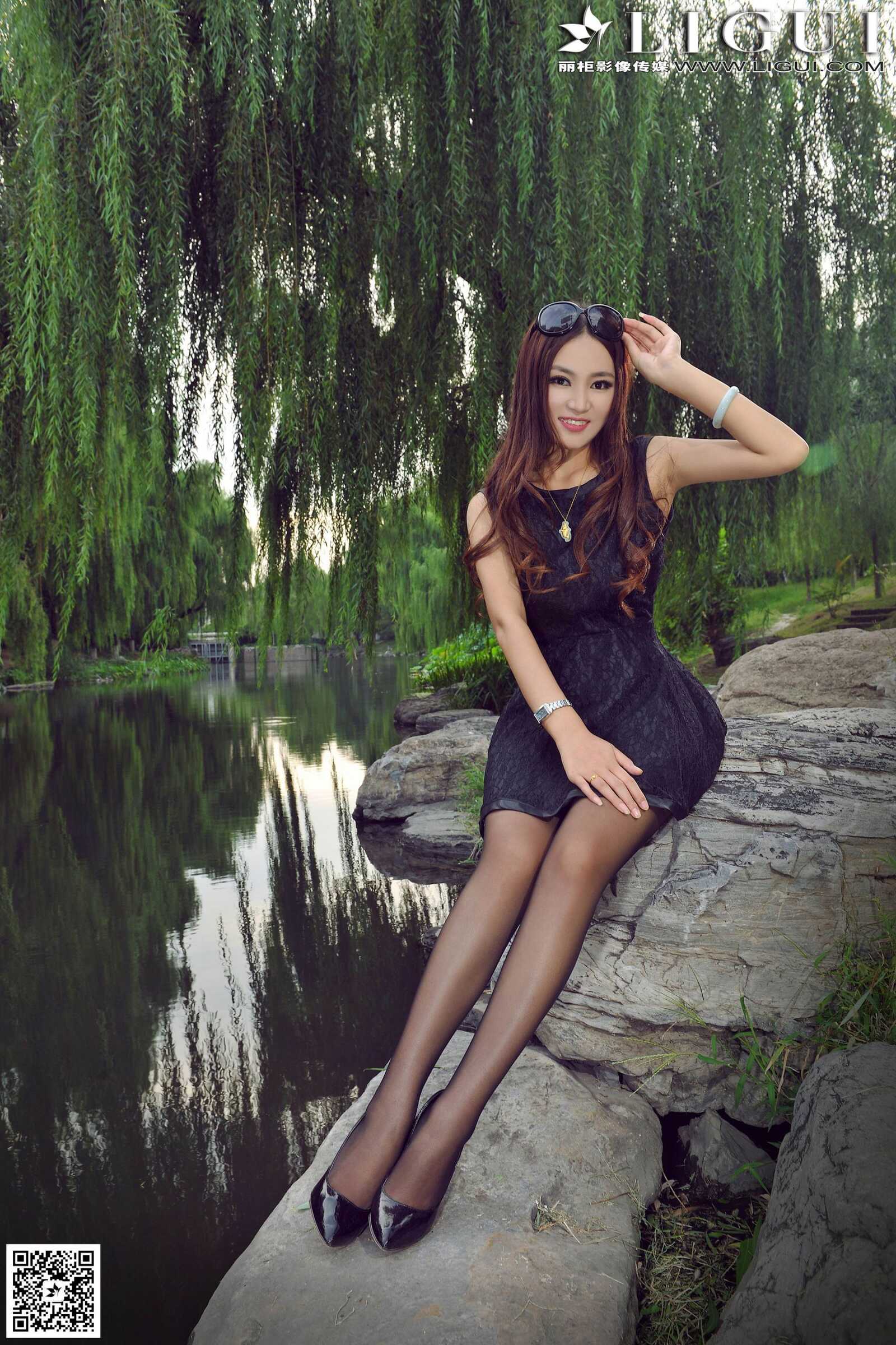 Model 叶子《公园黑丝高跟时尚外拍》上下全集第17张
