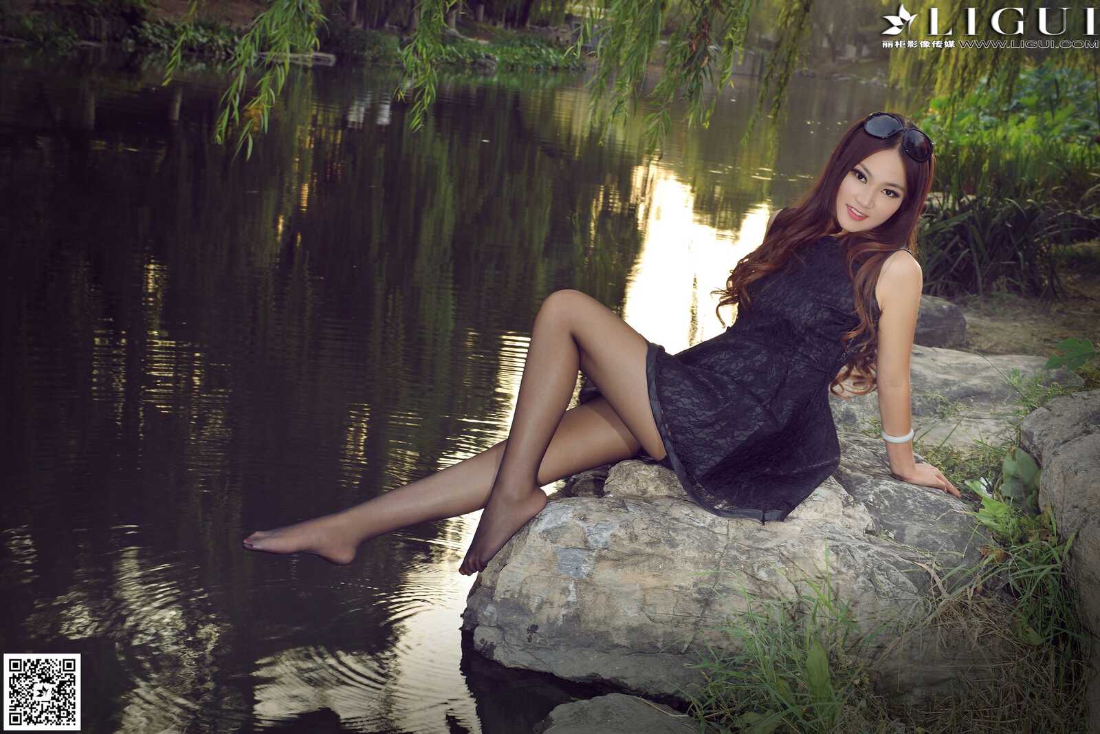 Model 叶子《公园黑丝高跟时尚外拍》上下全集第6张