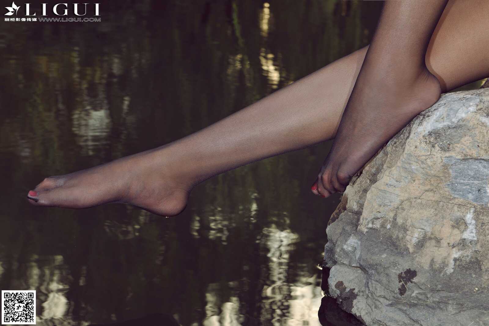 Model 叶子《公园黑丝高跟时尚外拍》上下全集第5张