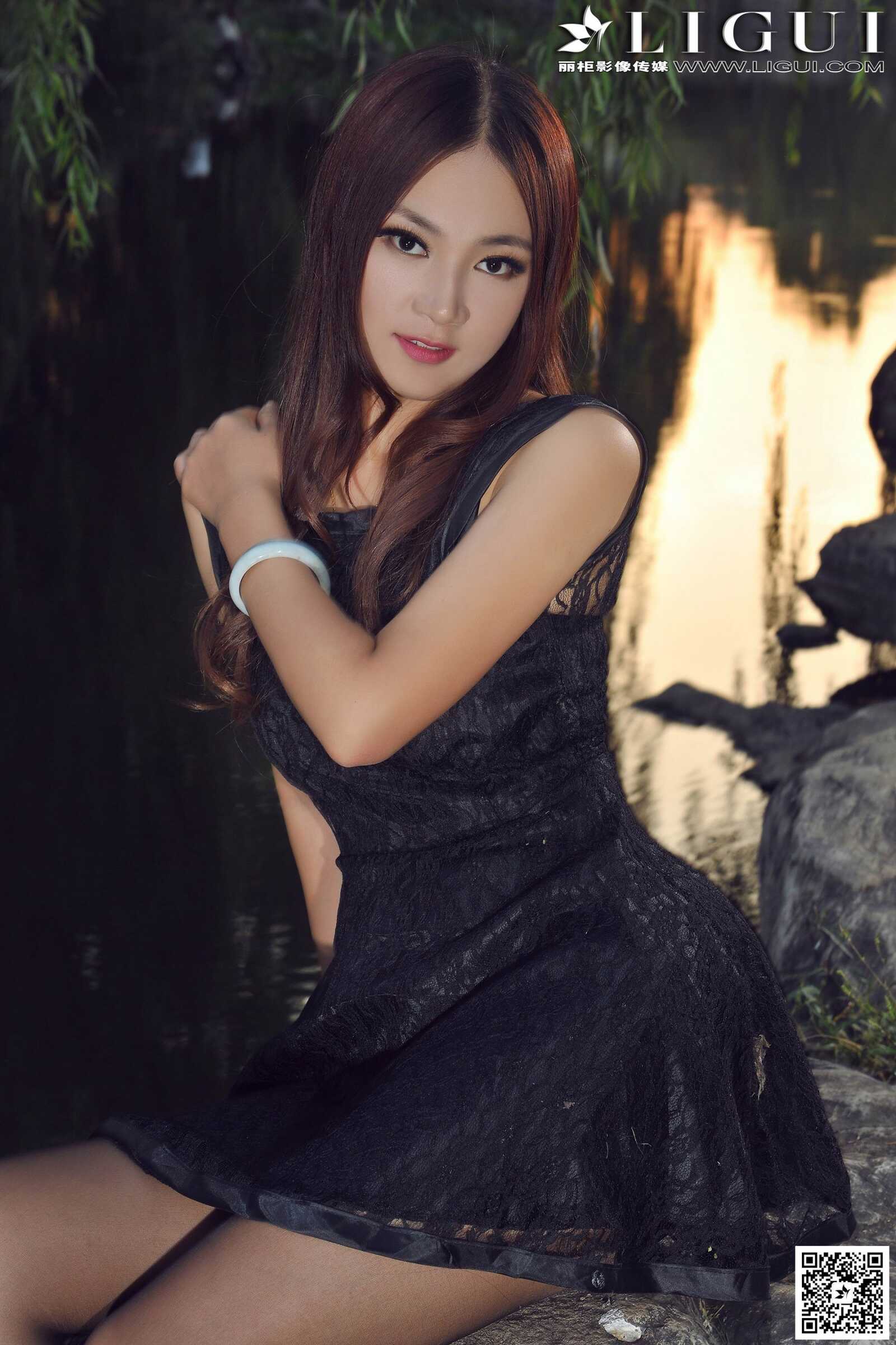 Model 叶子《公园黑丝高跟时尚外拍》上下全集第1张