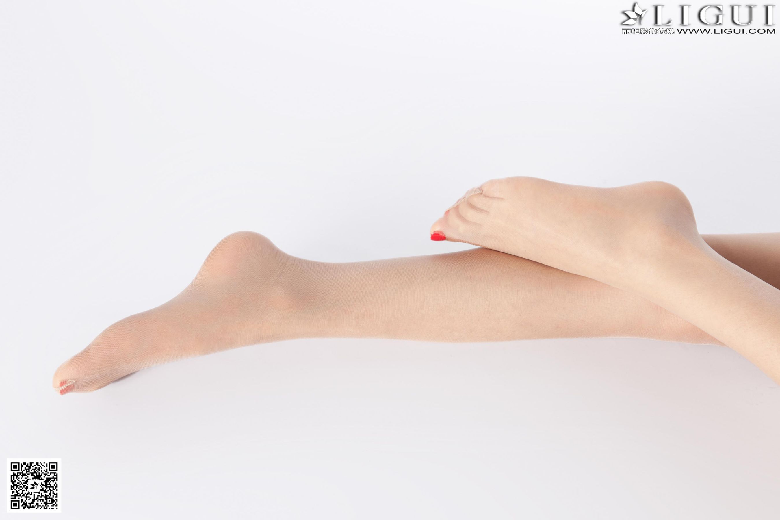 [丽柜LiGui] Model 潼潼《棚拍丝足女郎》美腿玉足写第3张