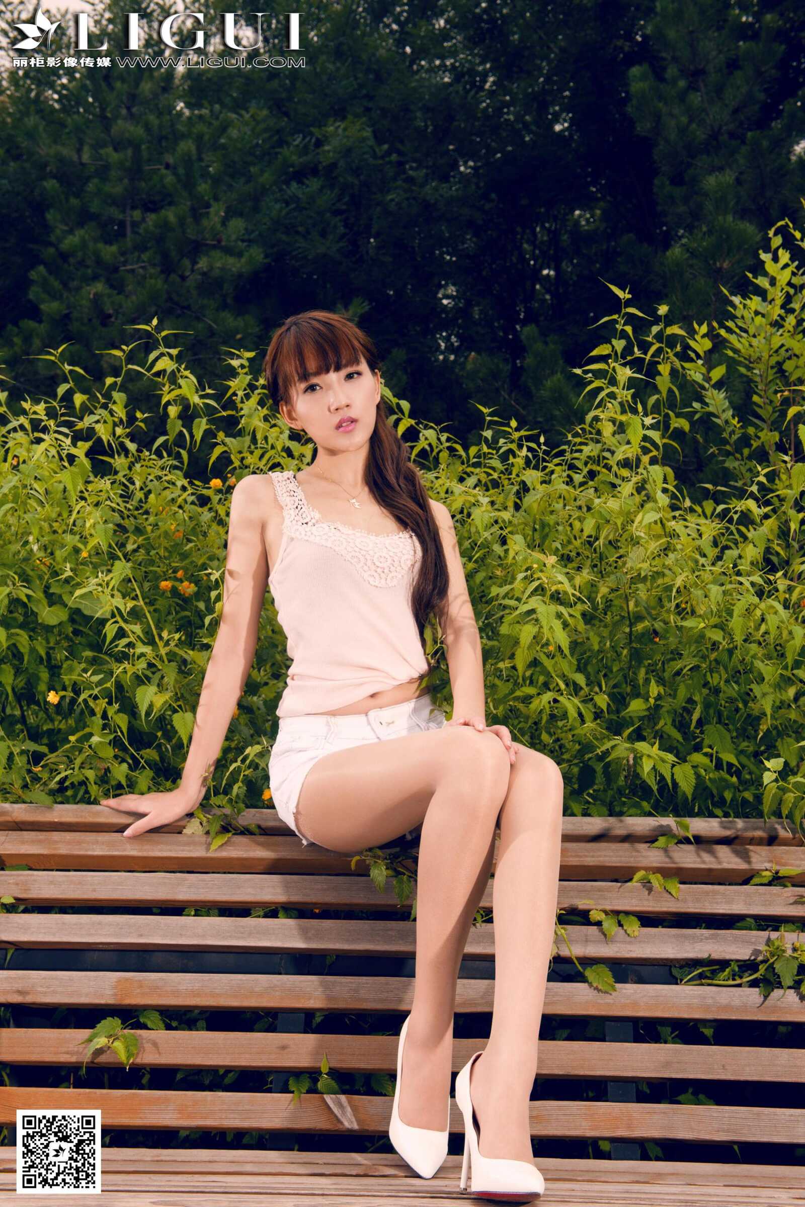 [丽柜LiGui] Model 司琪《极品唯美公园外拍》美腿玉第5张