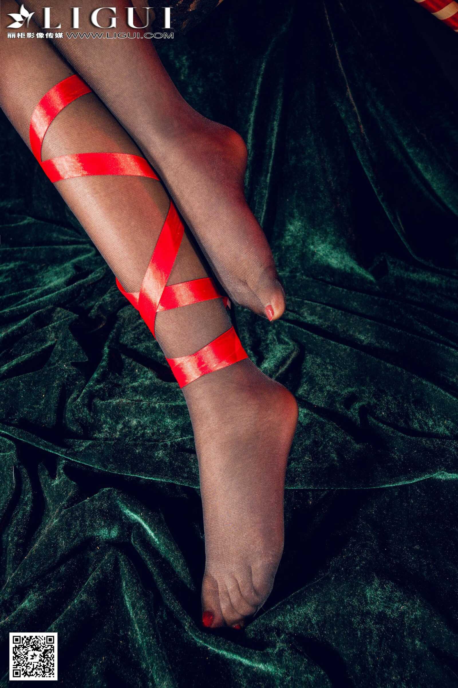 Model 语寒《黑丝圣诞美女的礼物》[丽柜LiGui] 美腿第5张