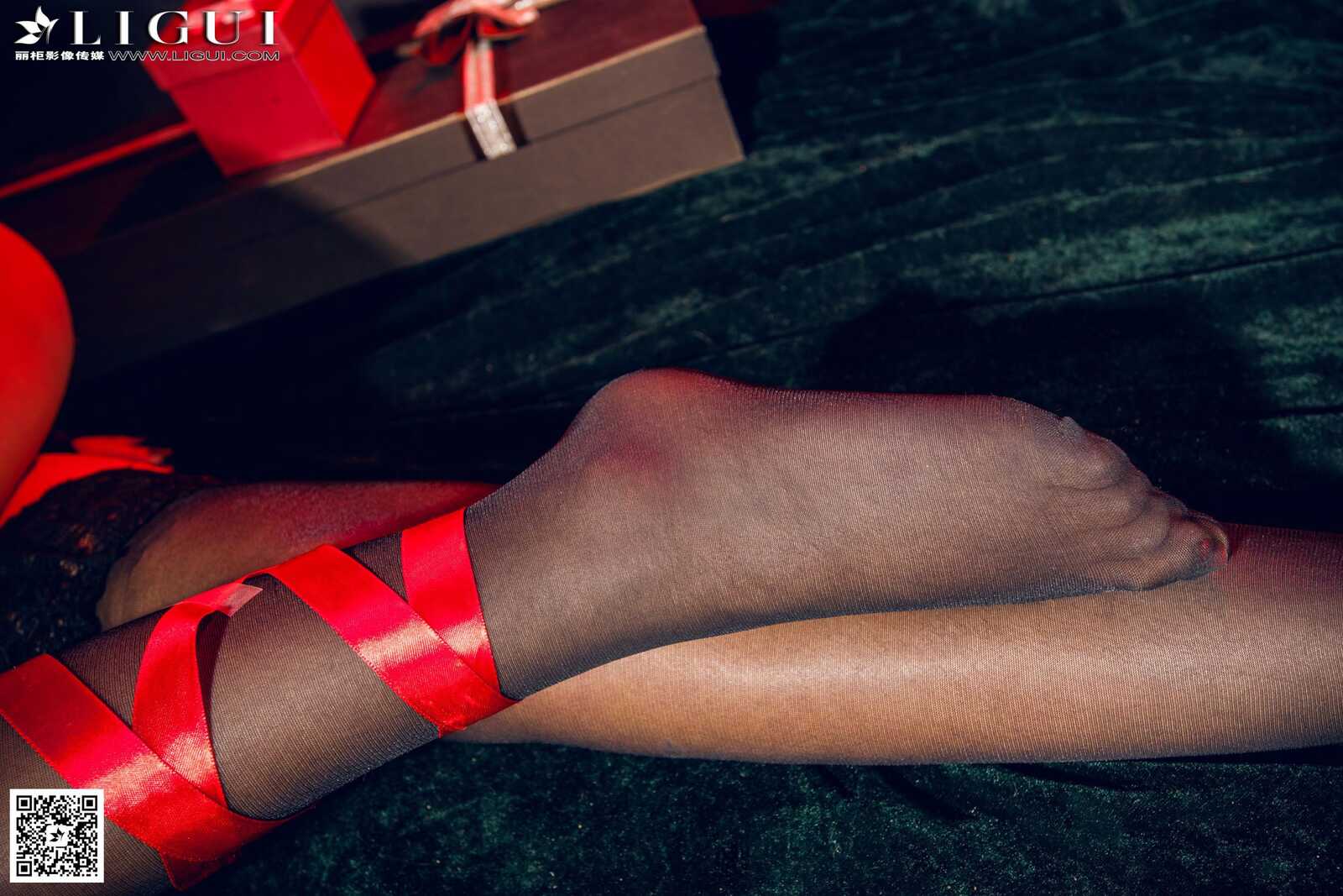 Model 语寒《黑丝圣诞美女的礼物》[丽柜LiGui] 美腿第2张
