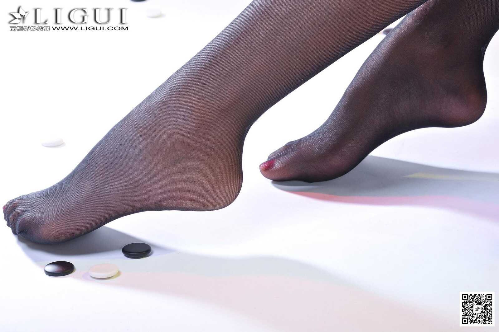 [丽柜LiGui] Model 微微《和服黑丝美足》美腿玉足写第2张