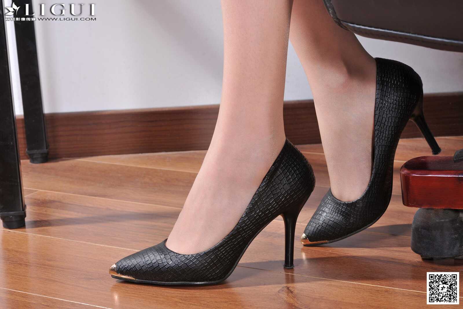 [丽柜LiGui] Model 阿梨《办公室蓝色丽人》美腿玉足第17张