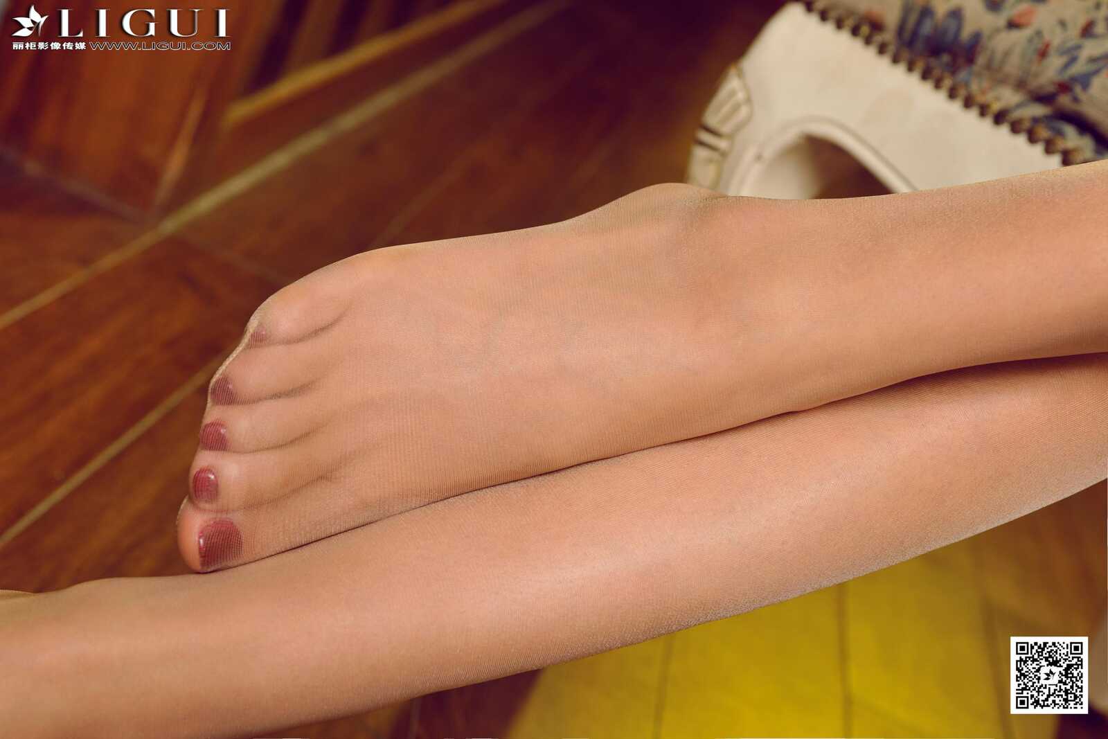 [丽柜LiGui] Model 潼潼《清纯职业装丽人丝足》上下第2张