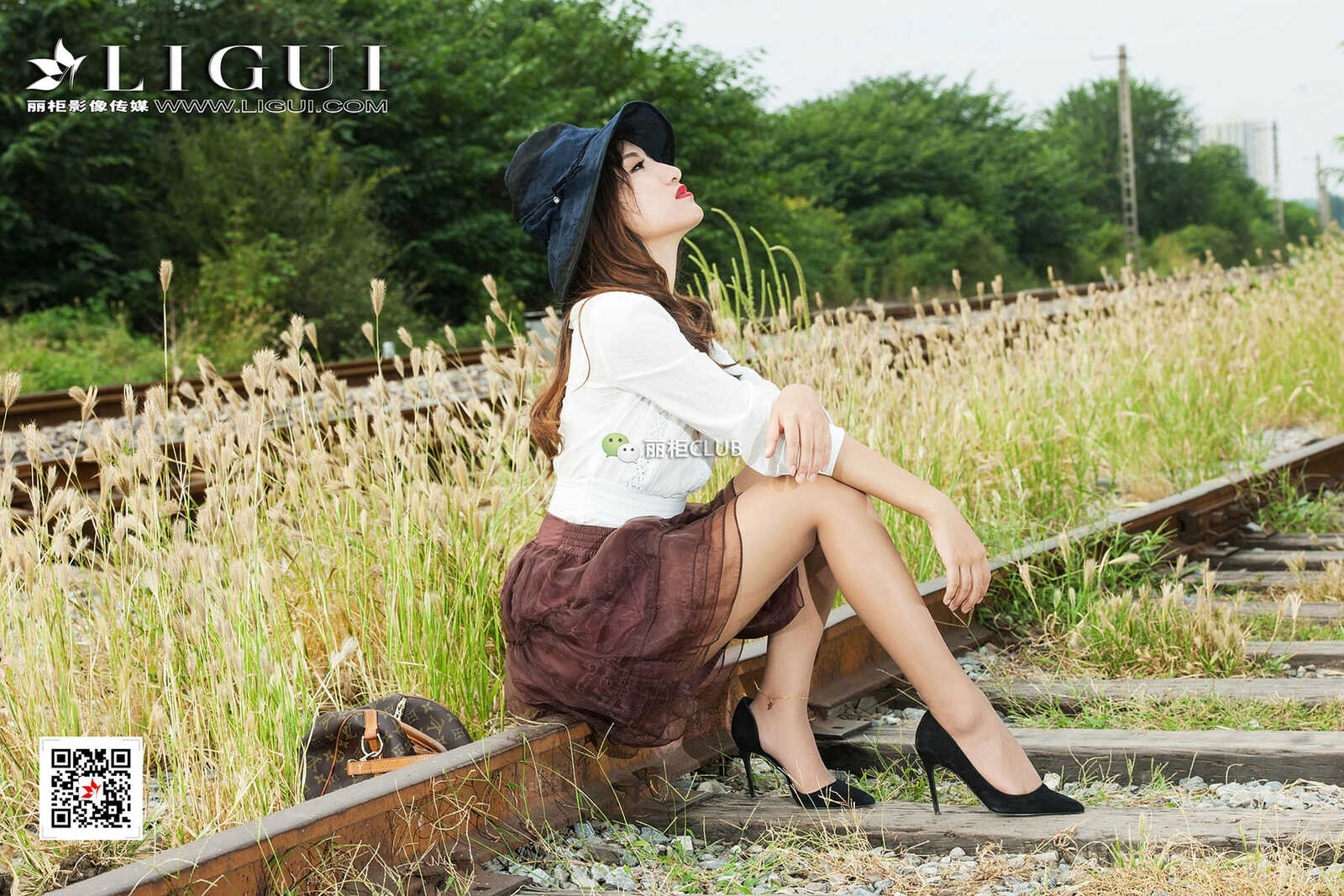 Model 思彤《时尚美腿唯美外拍》 [丽柜Ligui] 写真第3张