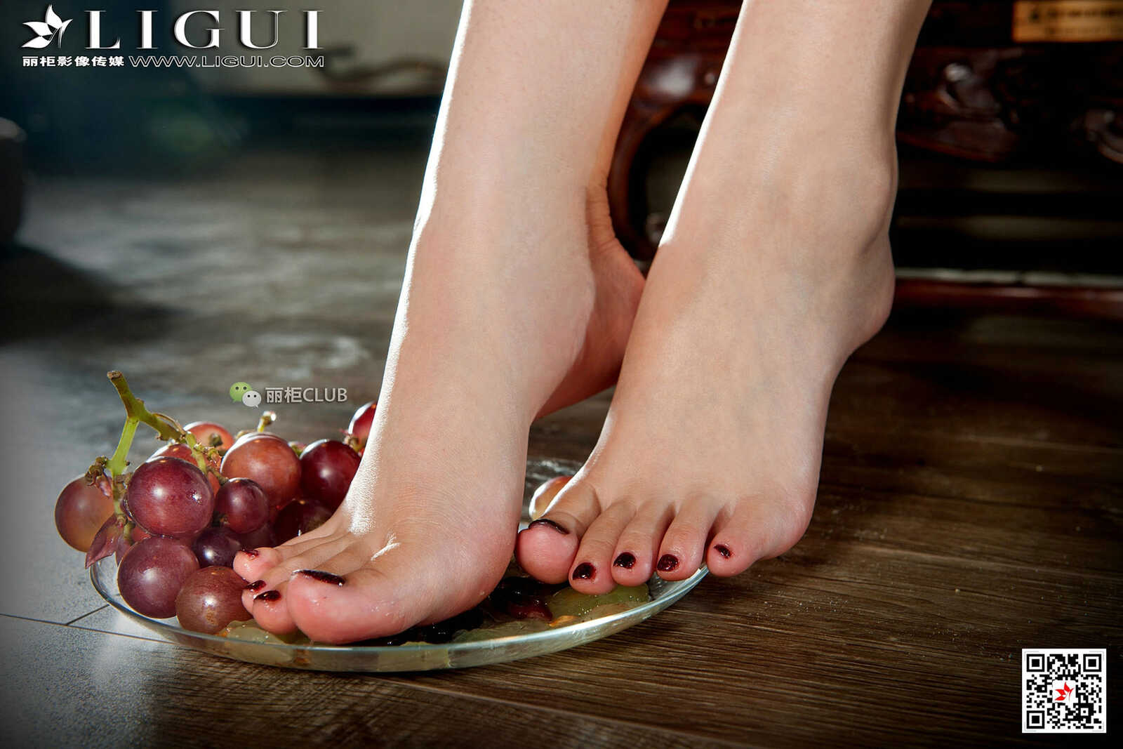 Model 腿模Vicky《旗袍玉足》 [丽柜Ligui] 写真集第13张