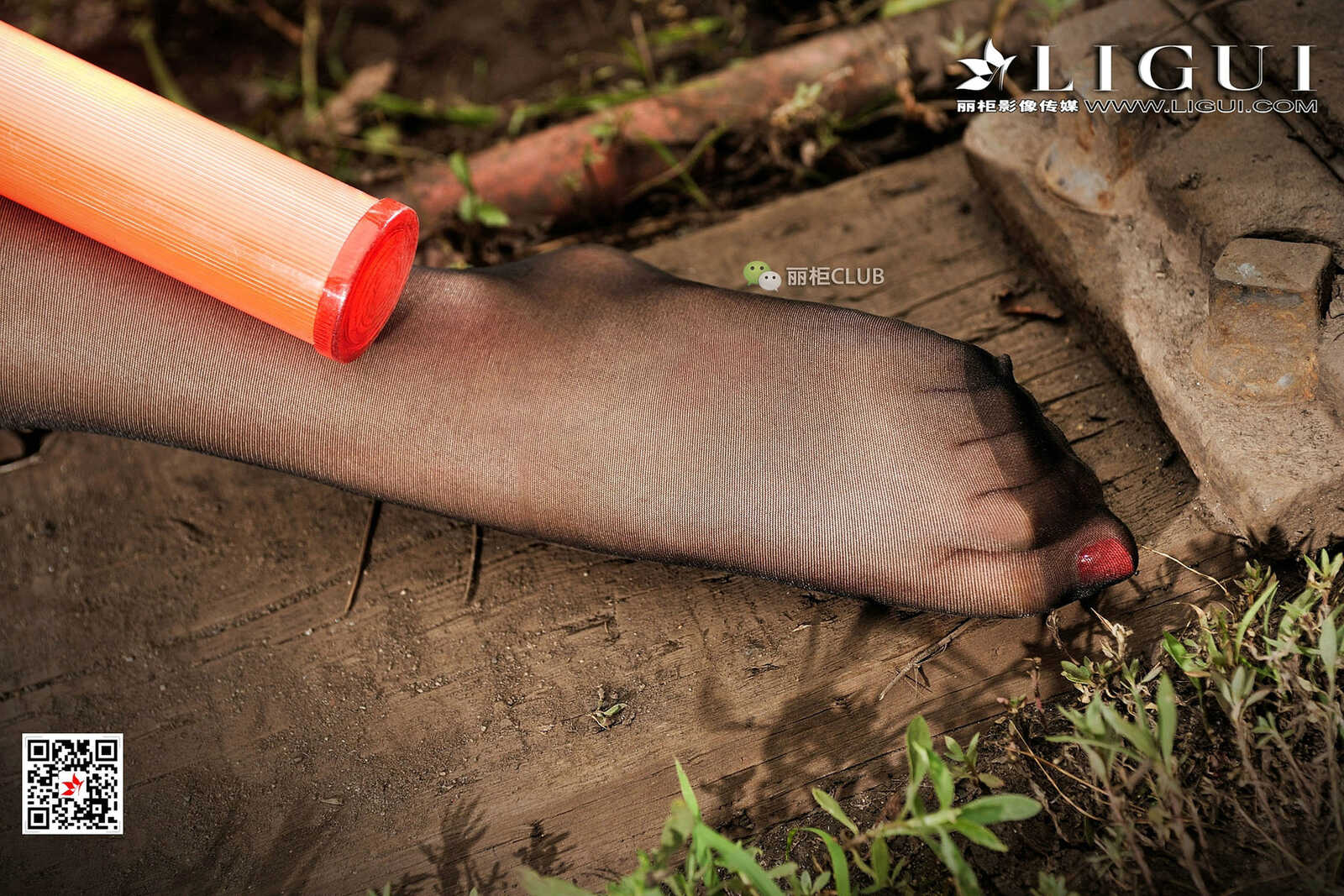 Model 笑笑《废旧火车道黑丝美脚》 [丽柜Ligui] 写第16张