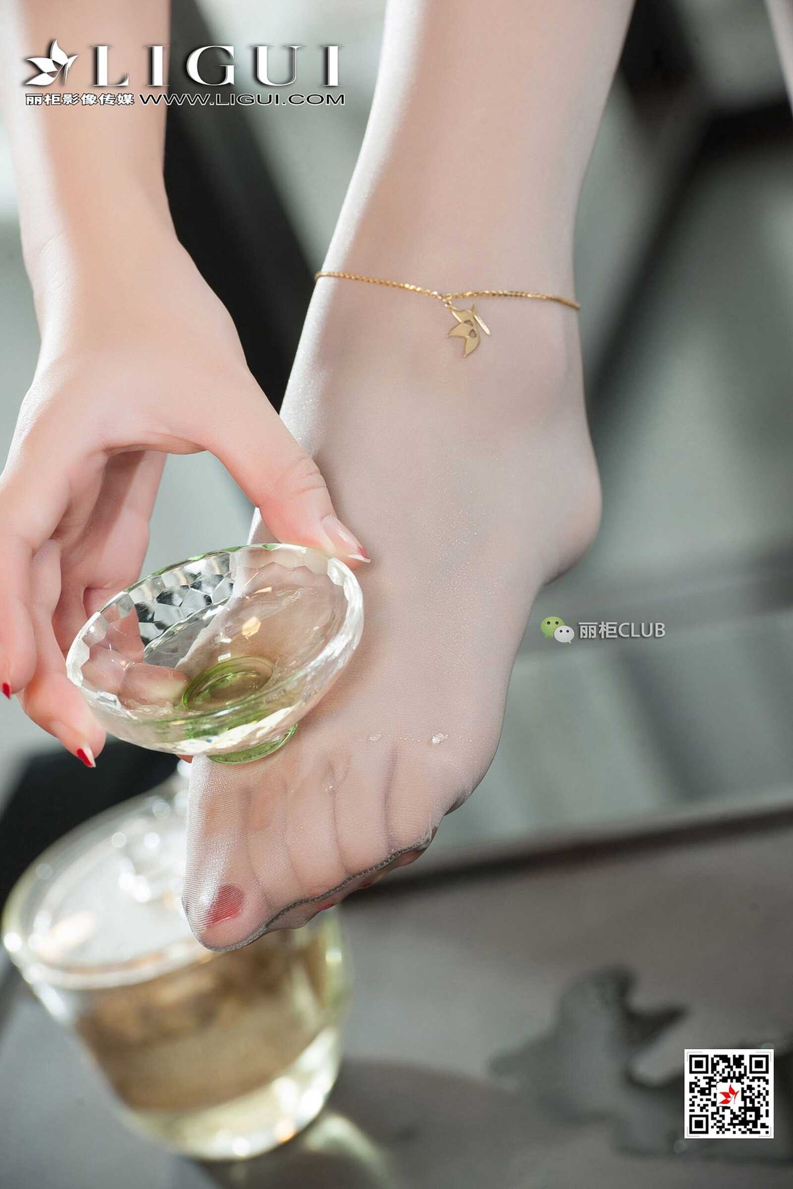 腿模Vicky《旗袍湿足》 [丽柜Ligui] 写真集第16张