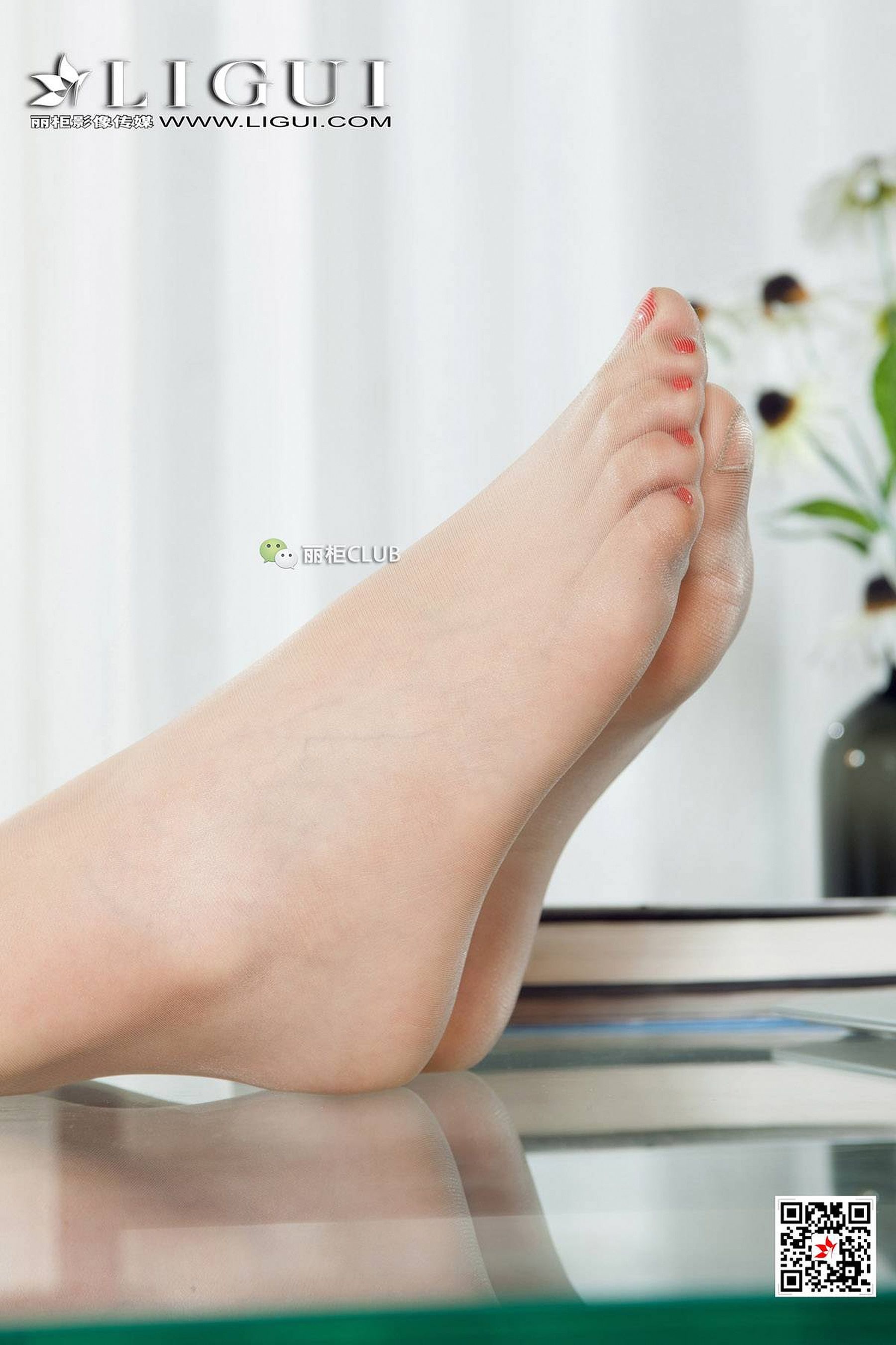 腿模莹莹《肉丝袜美腿丽人》 [丽柜Ligui] 写真集第4张