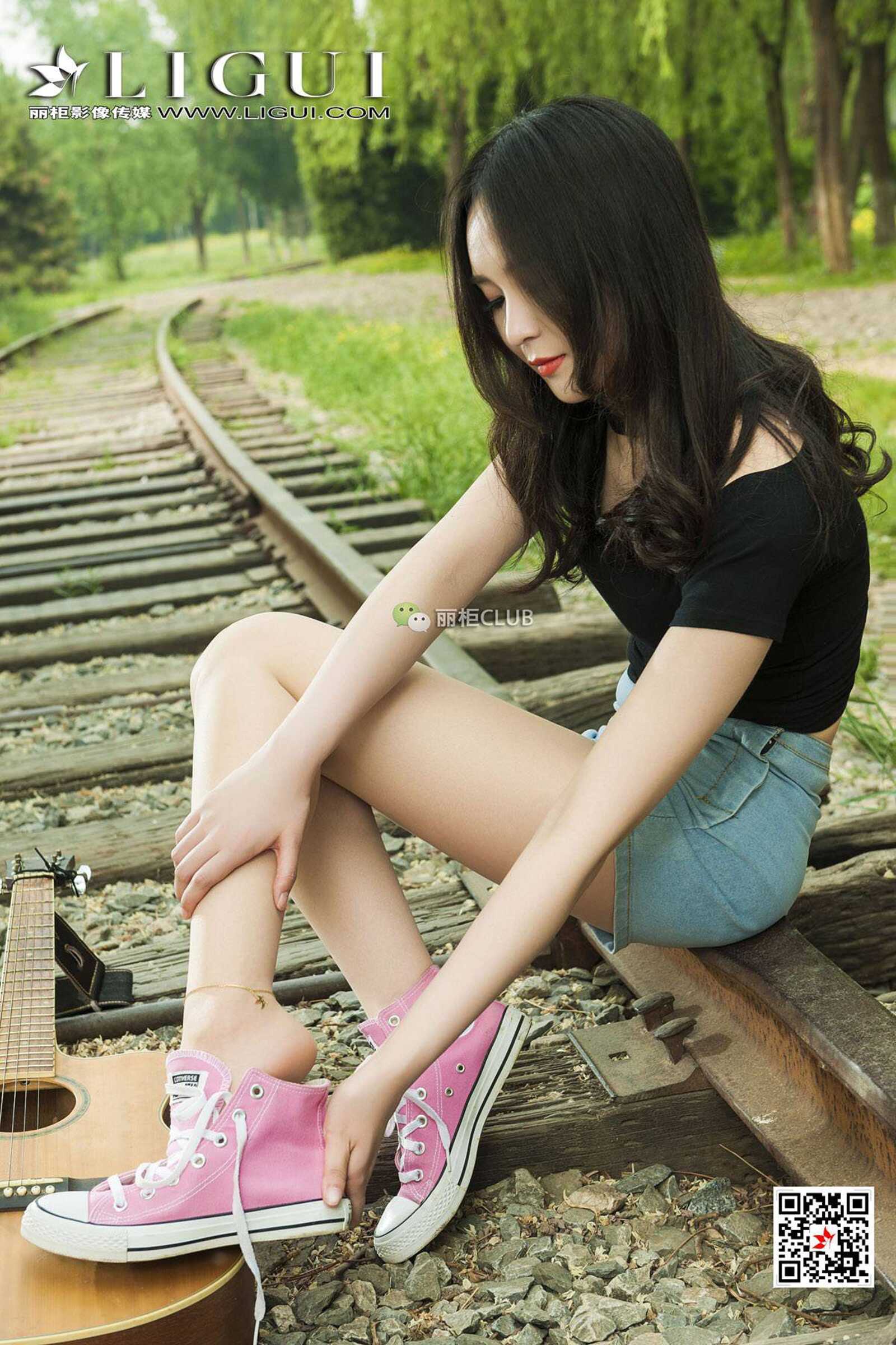 腿模小戈《文艺丝足少女》 [丽柜LIGUI] 美腿丝足第12张