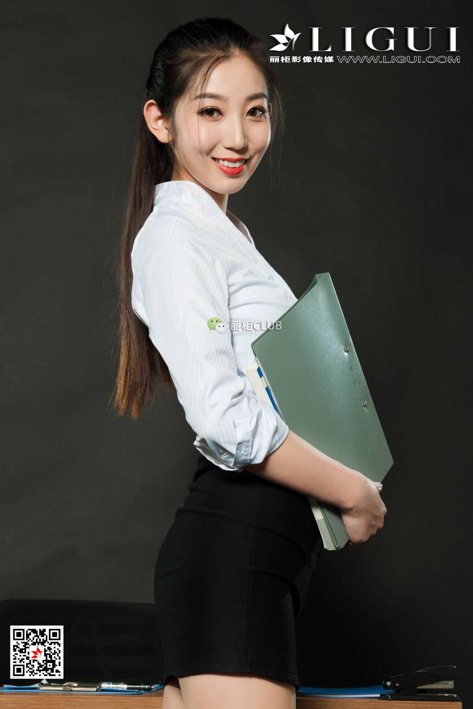 腿模果儿《丝足小秘书》 [丽柜LIGUI] 美腿丝足 写第13张