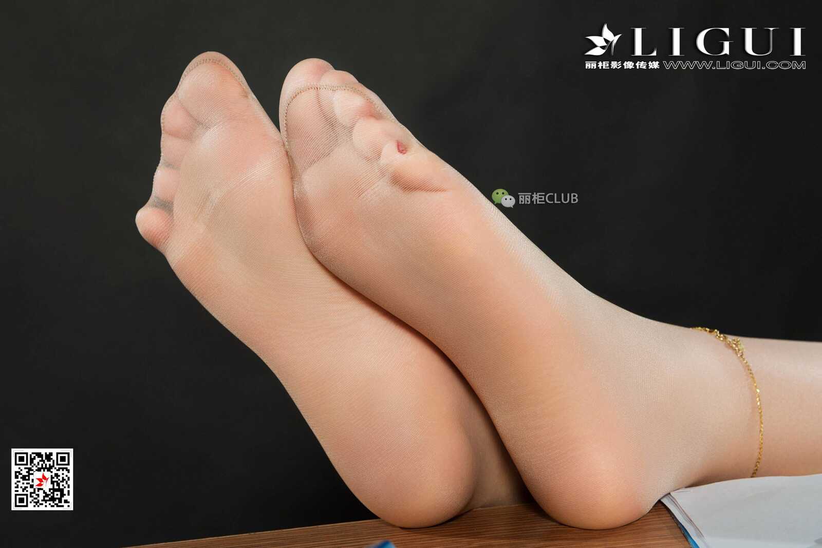 腿模果儿《丝足小秘书》 [丽柜LIGUI] 美腿丝足 写第11张