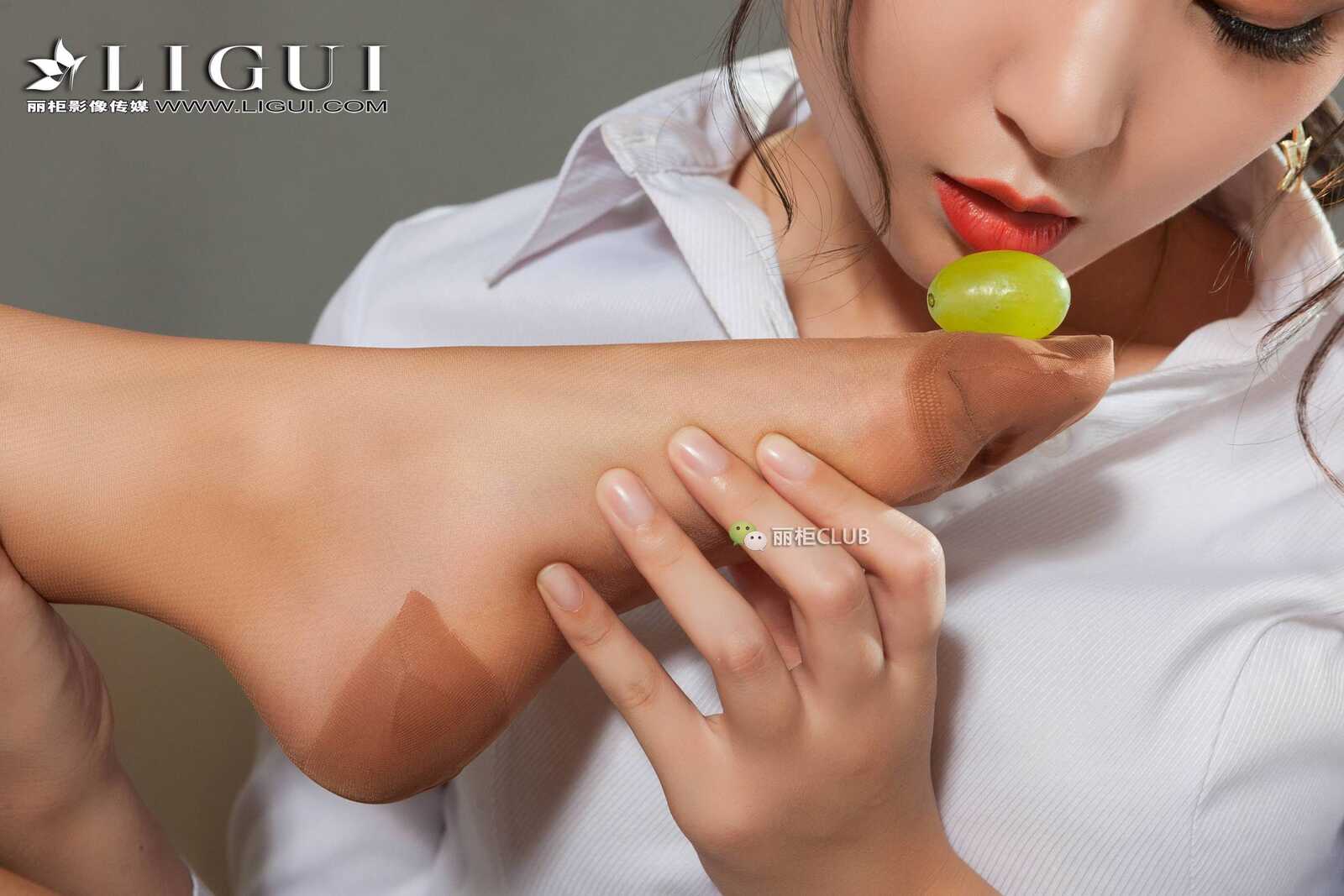 腿模小戈&amp;amp;雪糕《丝足诱惑》 [丽柜Ligui] 美腿丝第12张