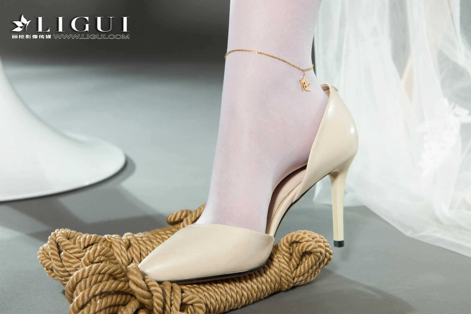 筱筱《蕾丝长裙美束》 [丽柜Ligui] 美腿丝足写真第16张