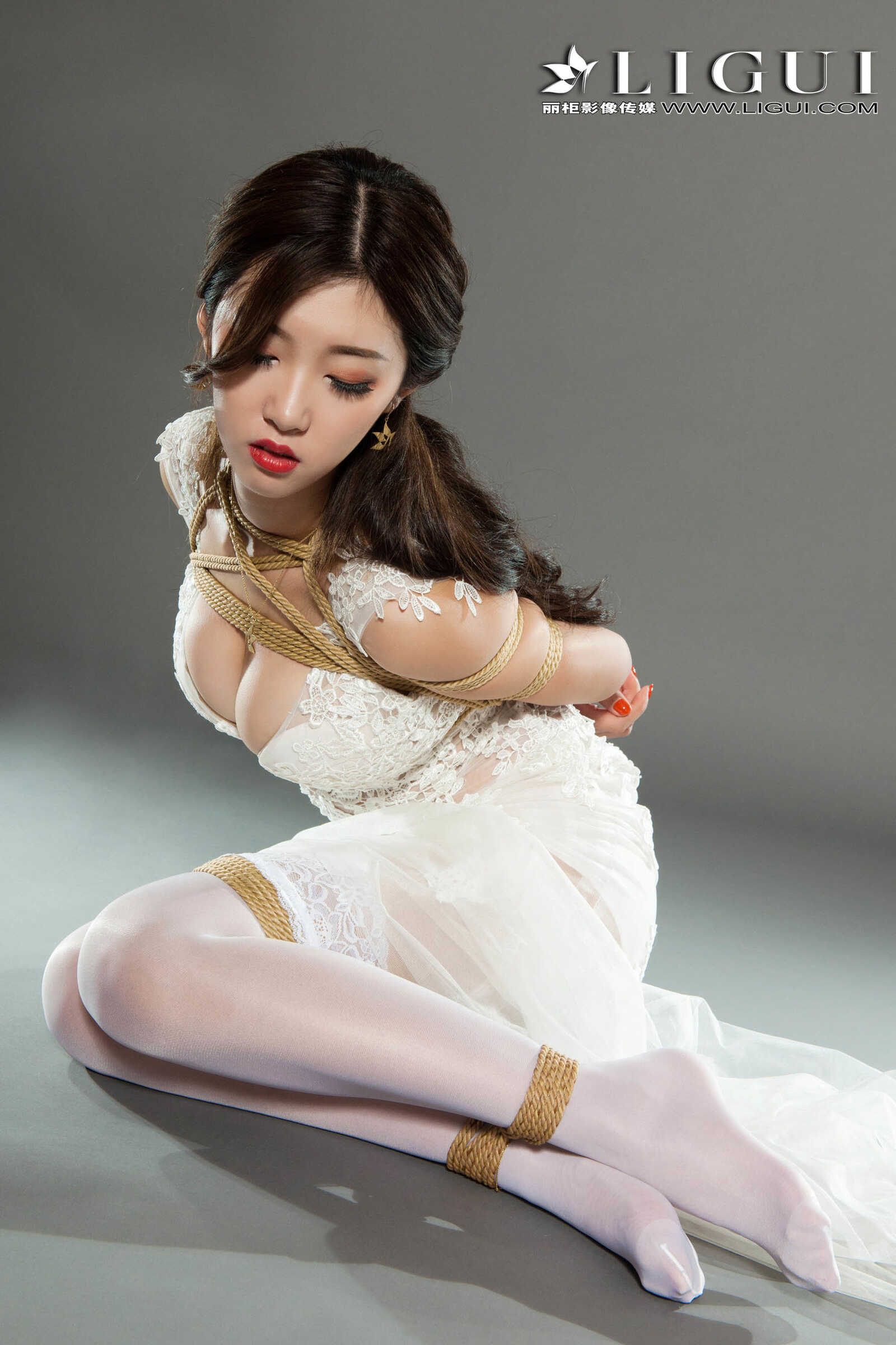 筱筱《蕾丝长裙美束》 [丽柜Ligui] 美腿丝足写真第3张