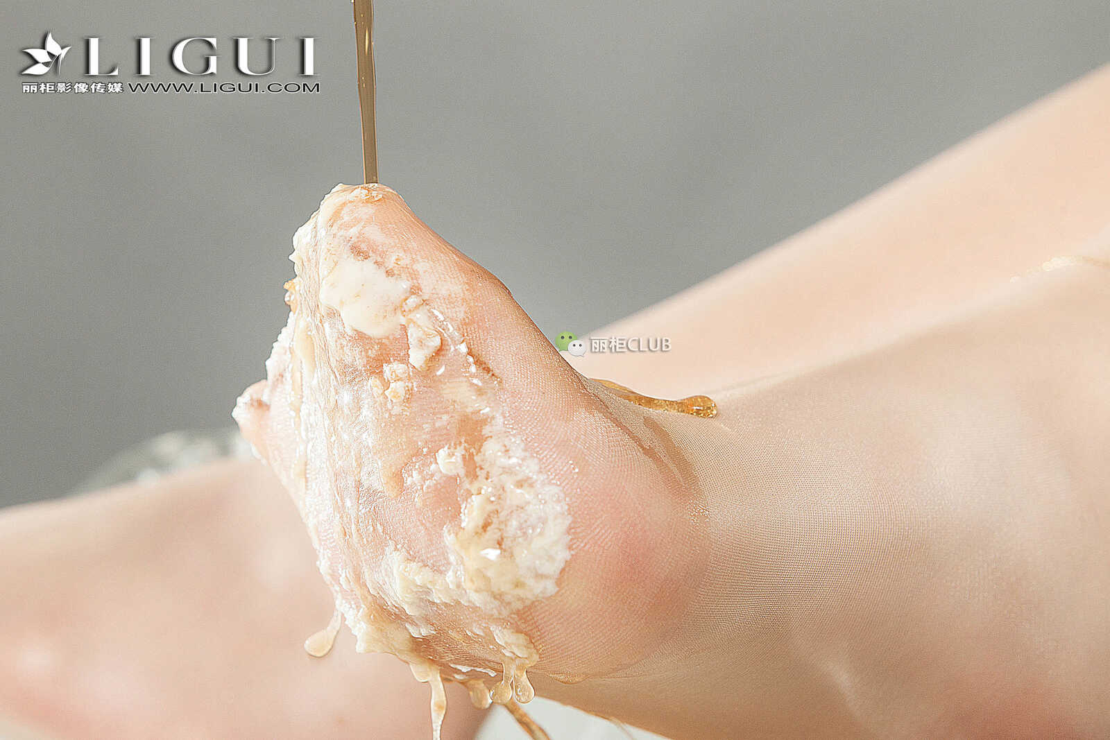 腿模筱筱《披萨丝足》 [丽柜Ligui] 写真集第1张