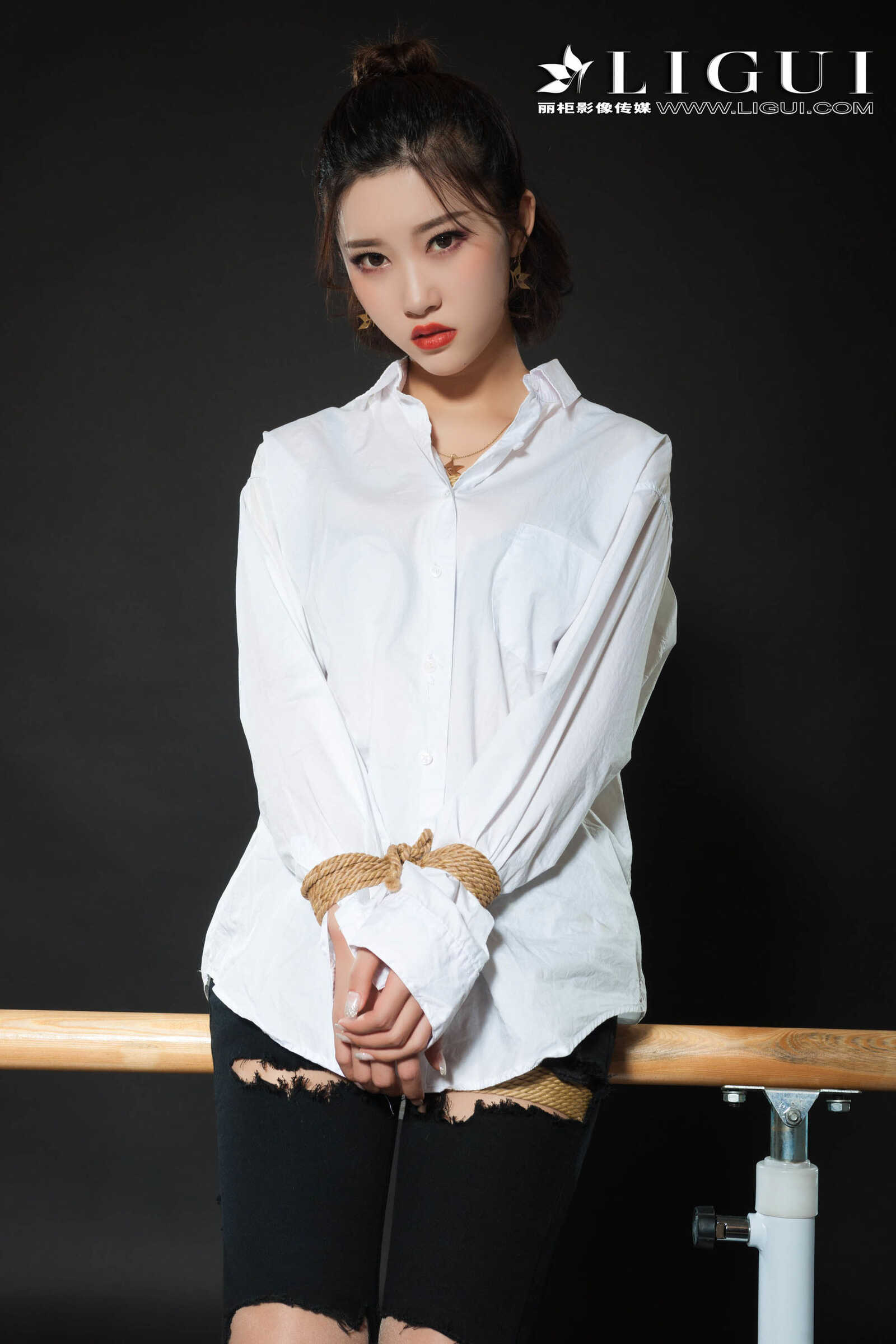 腿模筱筱《牛仔紧身裤+白衬衫+美束捆绑》 [丽柜第17张