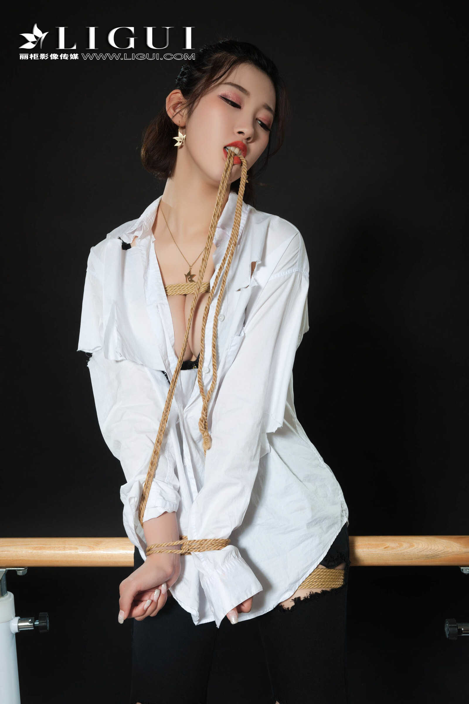 腿模筱筱《牛仔紧身裤+白衬衫+美束捆绑》 [丽柜第12张