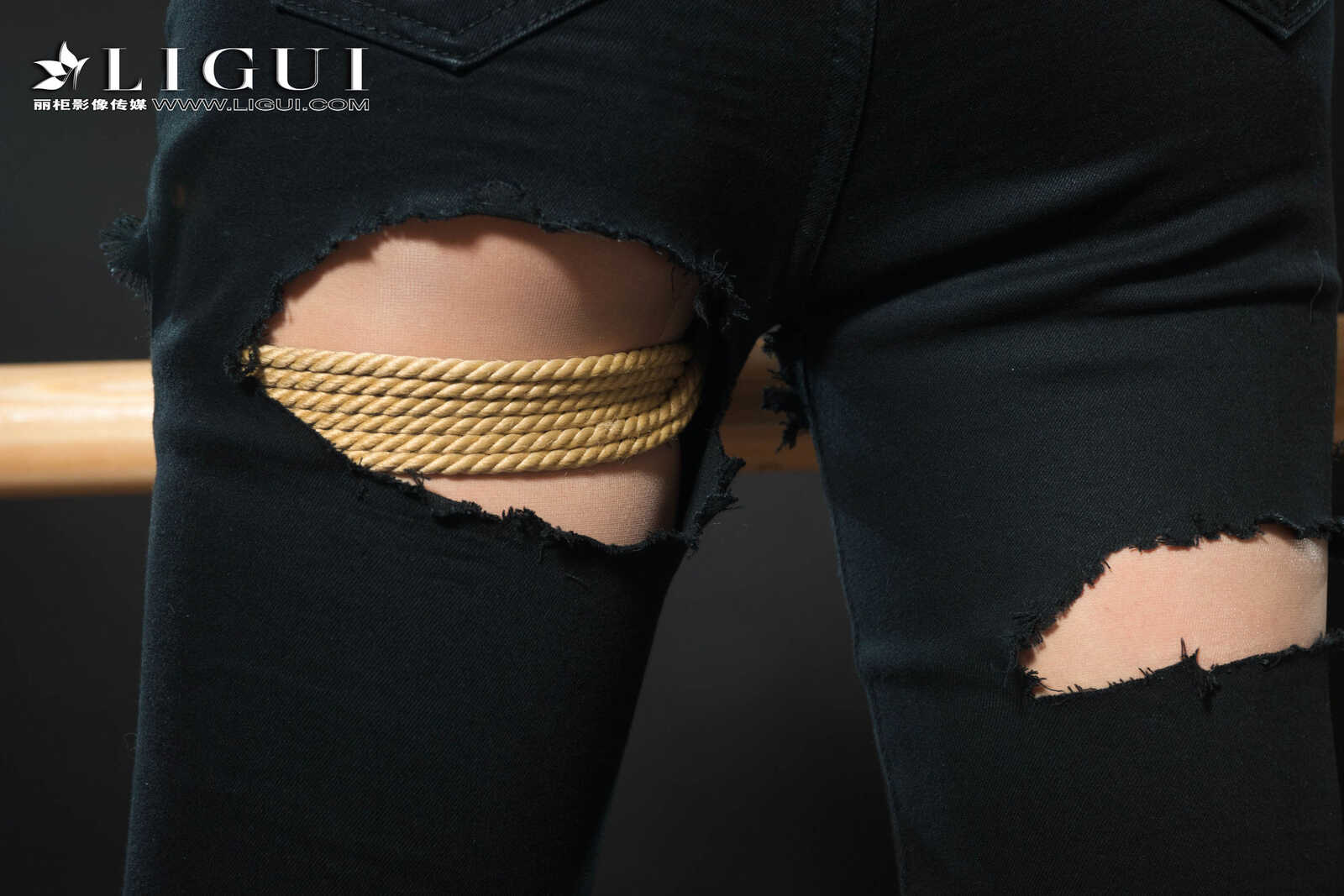 腿模筱筱《牛仔紧身裤+白衬衫+美束捆绑》 [丽柜第1张