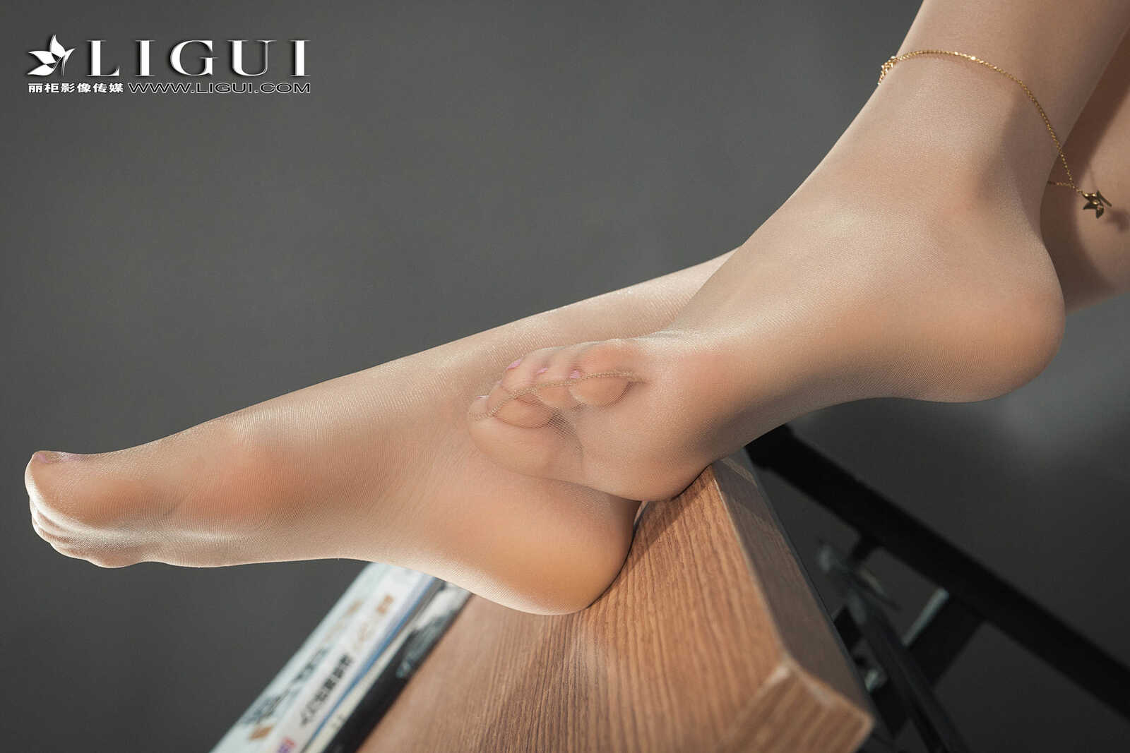 腿模韩羽《肉丝OL》 [丽柜Ligui] 写真集第4张