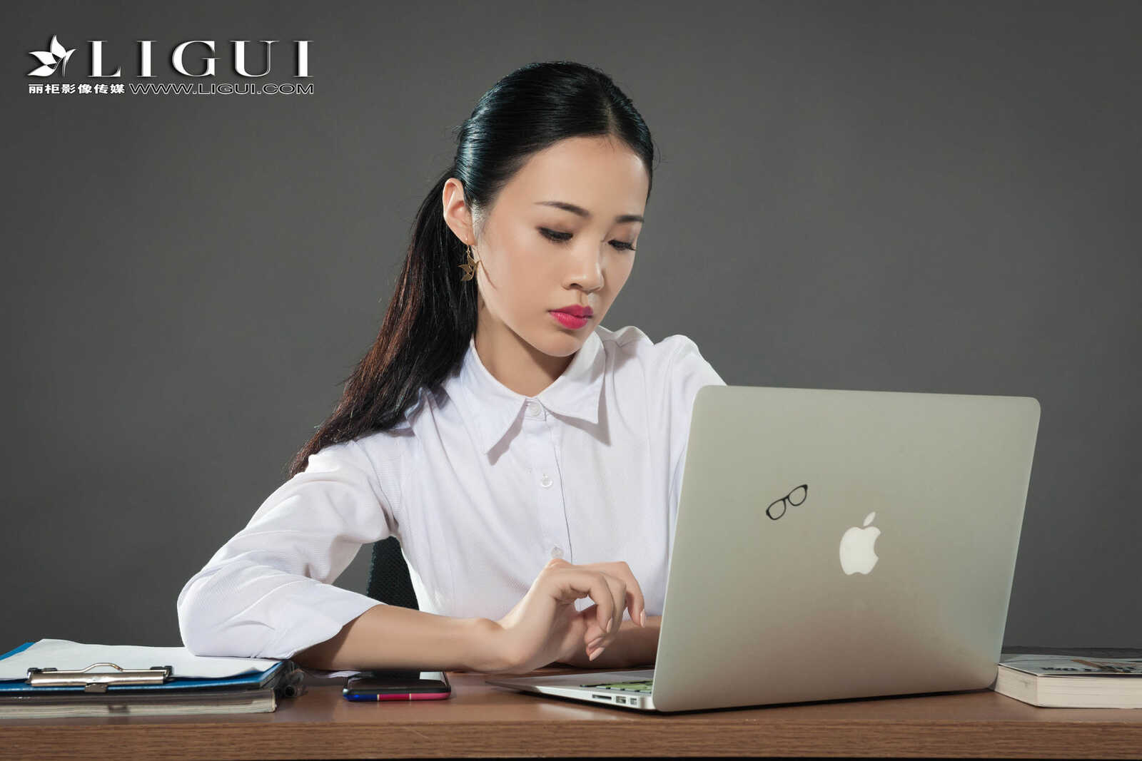 腿模韩羽《肉丝OL》 [丽柜Ligui] 写真集第4张