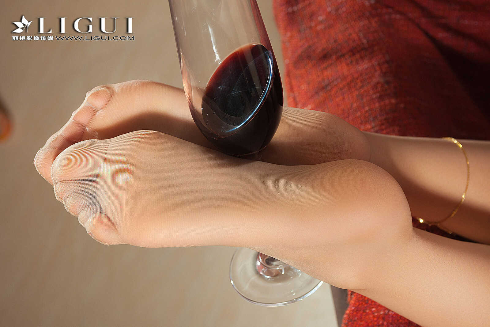 腿模王炜炜《红裙女郎》 [丽柜Liguil] 写真集第1张