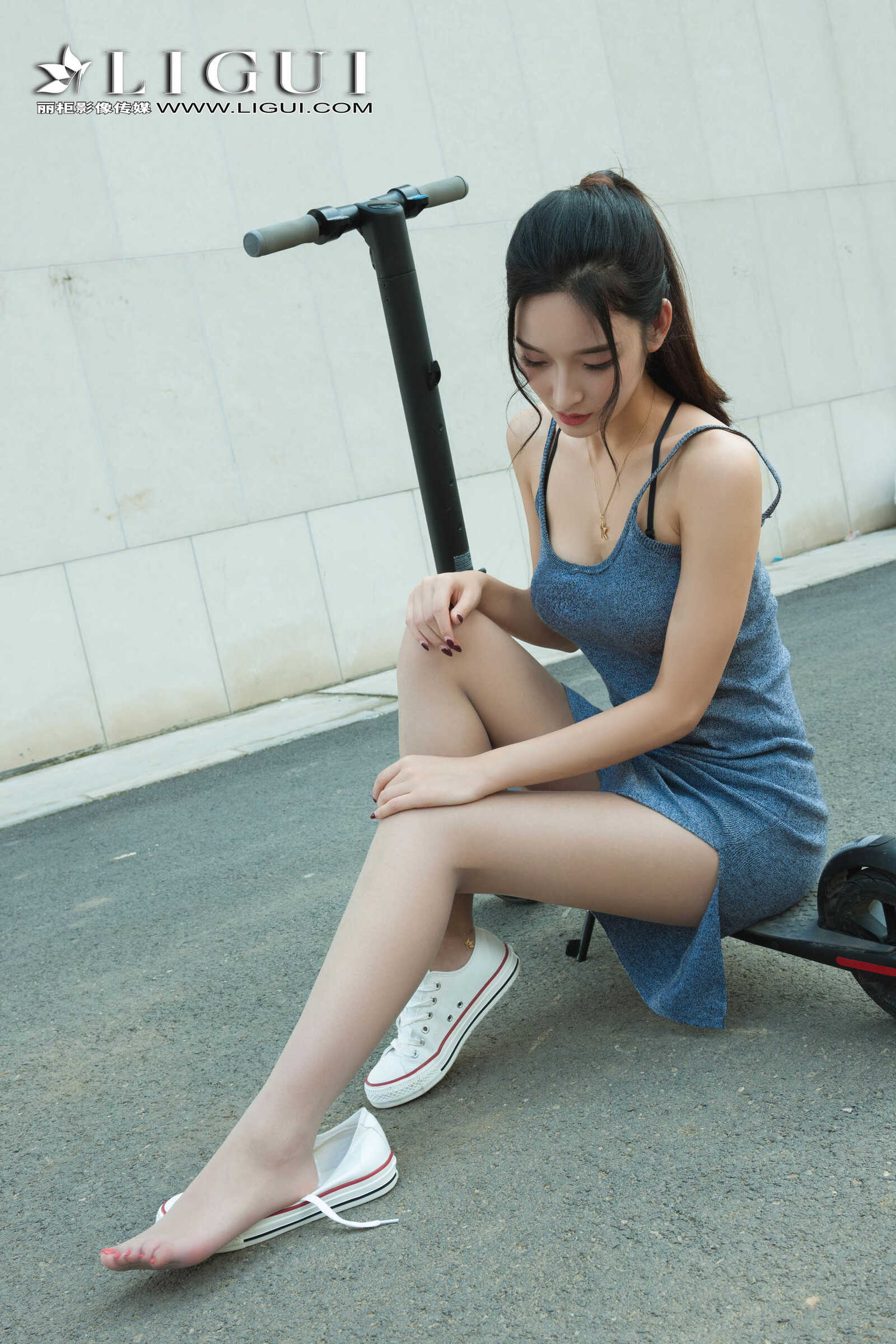 雪糕《连衣裙+运动鞋美腿丝足》 [丽柜Ligui] 写真第14张