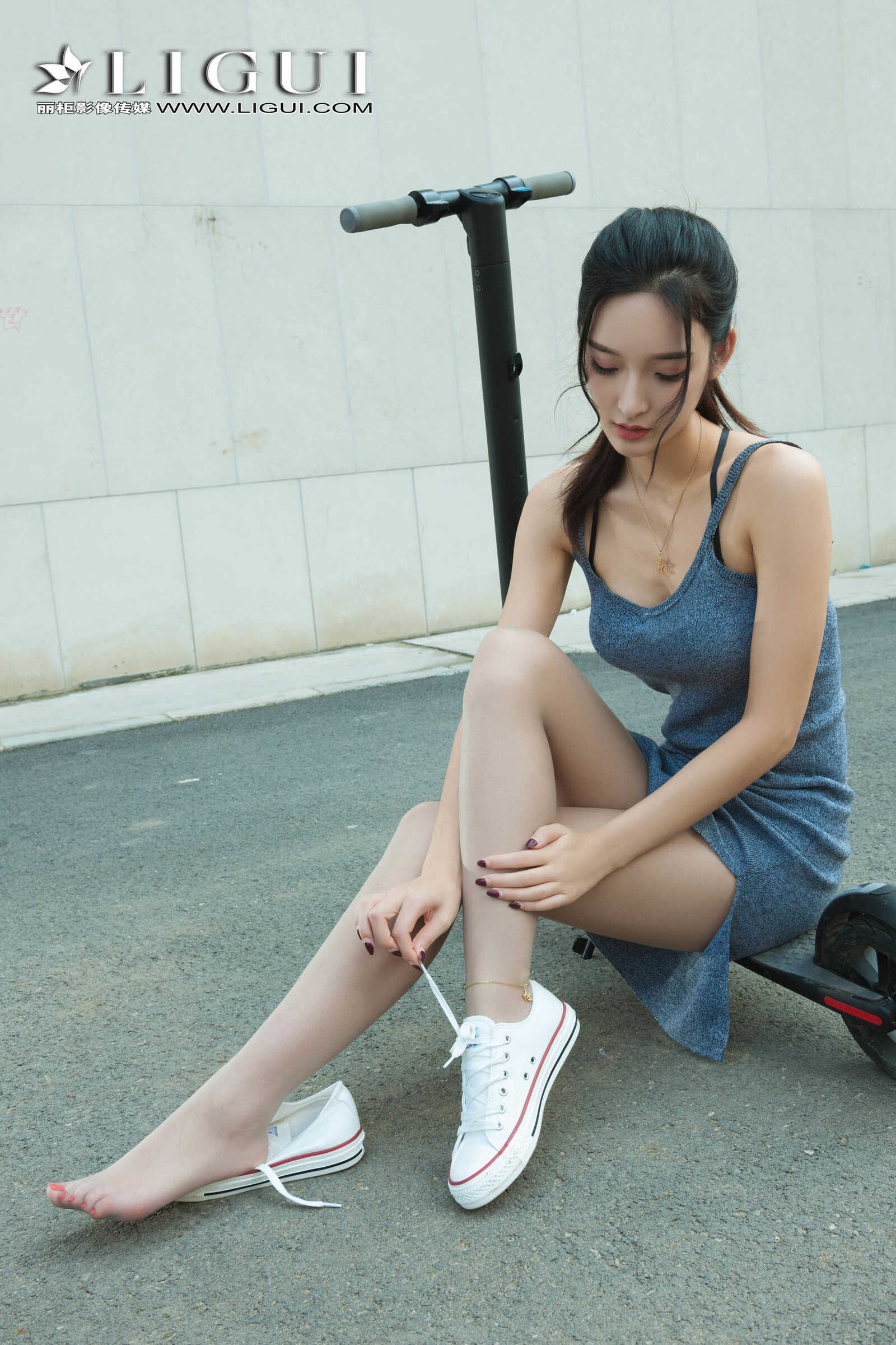 雪糕《连衣裙+运动鞋美腿丝足》 [丽柜Ligui] 写真第13张