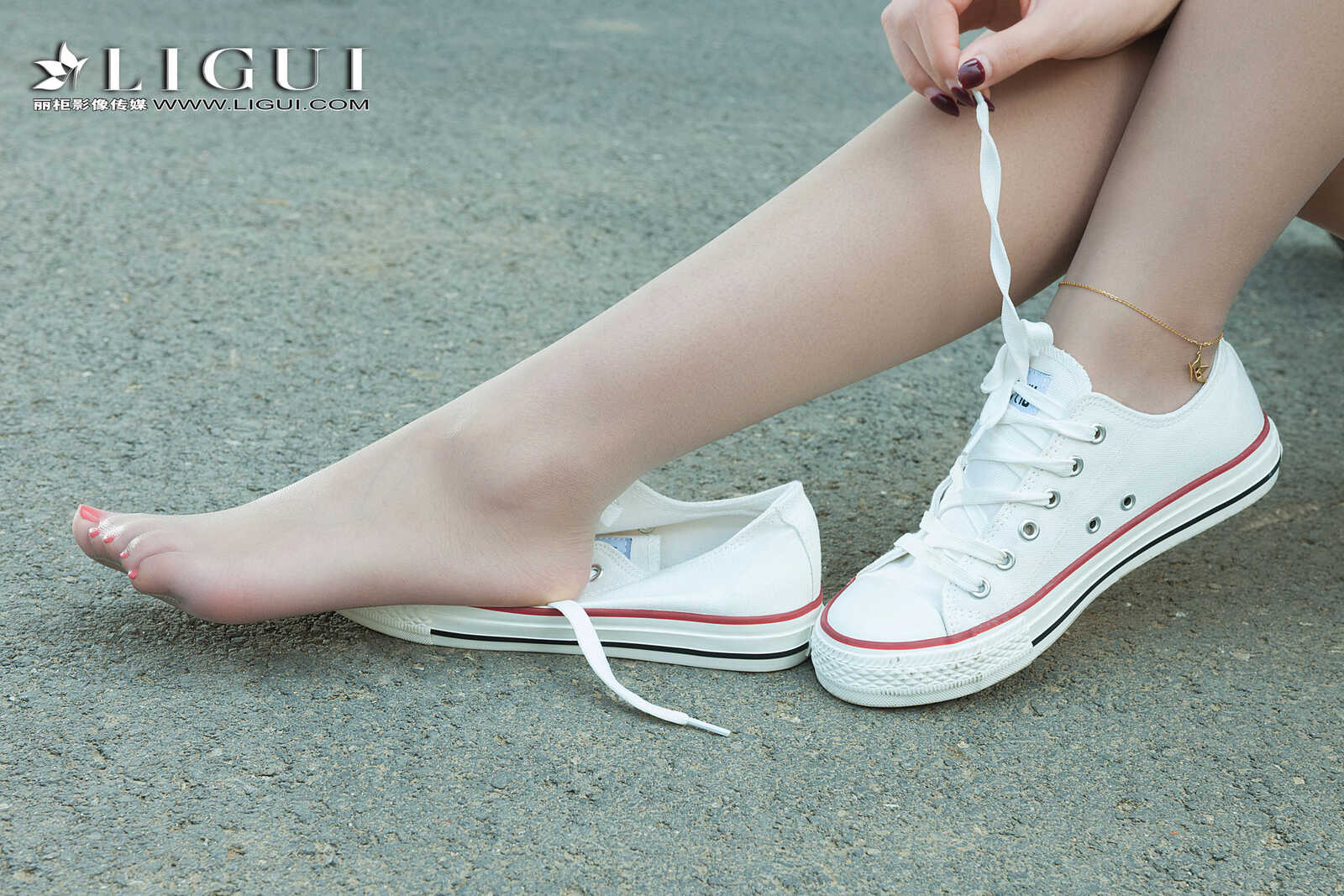 雪糕《连衣裙+运动鞋美腿丝足》 [丽柜Ligui] 写真第13张
