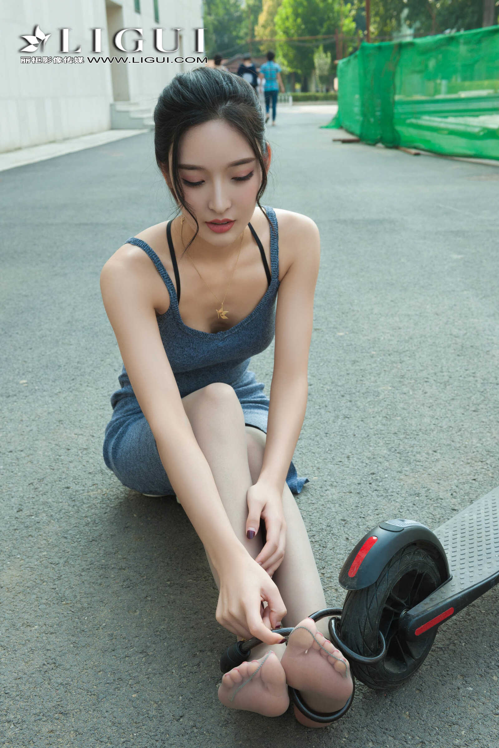 雪糕《连衣裙+运动鞋美腿丝足》 [丽柜Ligui] 写真第1张