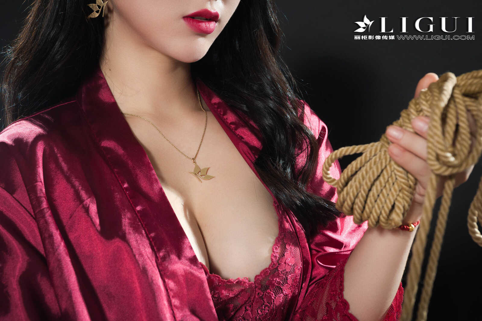 腿模然然《优雅高贵睡衣丝足》 [丽柜Ligui] 写真第17张