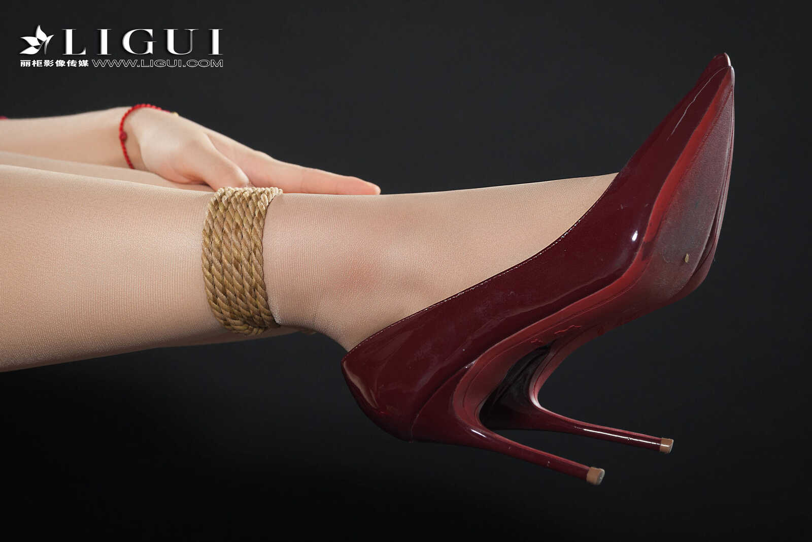 腿模然然《优雅高贵睡衣丝足》 [丽柜Ligui] 写真第11张