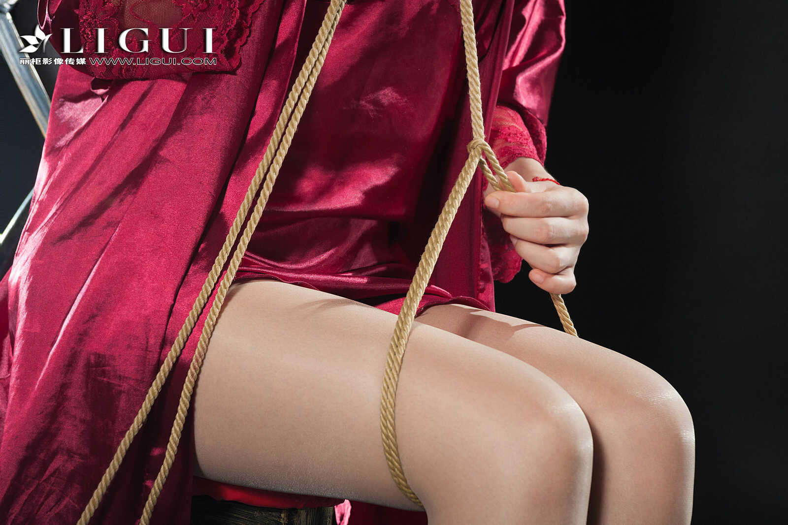 腿模然然《优雅高贵睡衣丝足》 [丽柜Ligui] 写真第10张