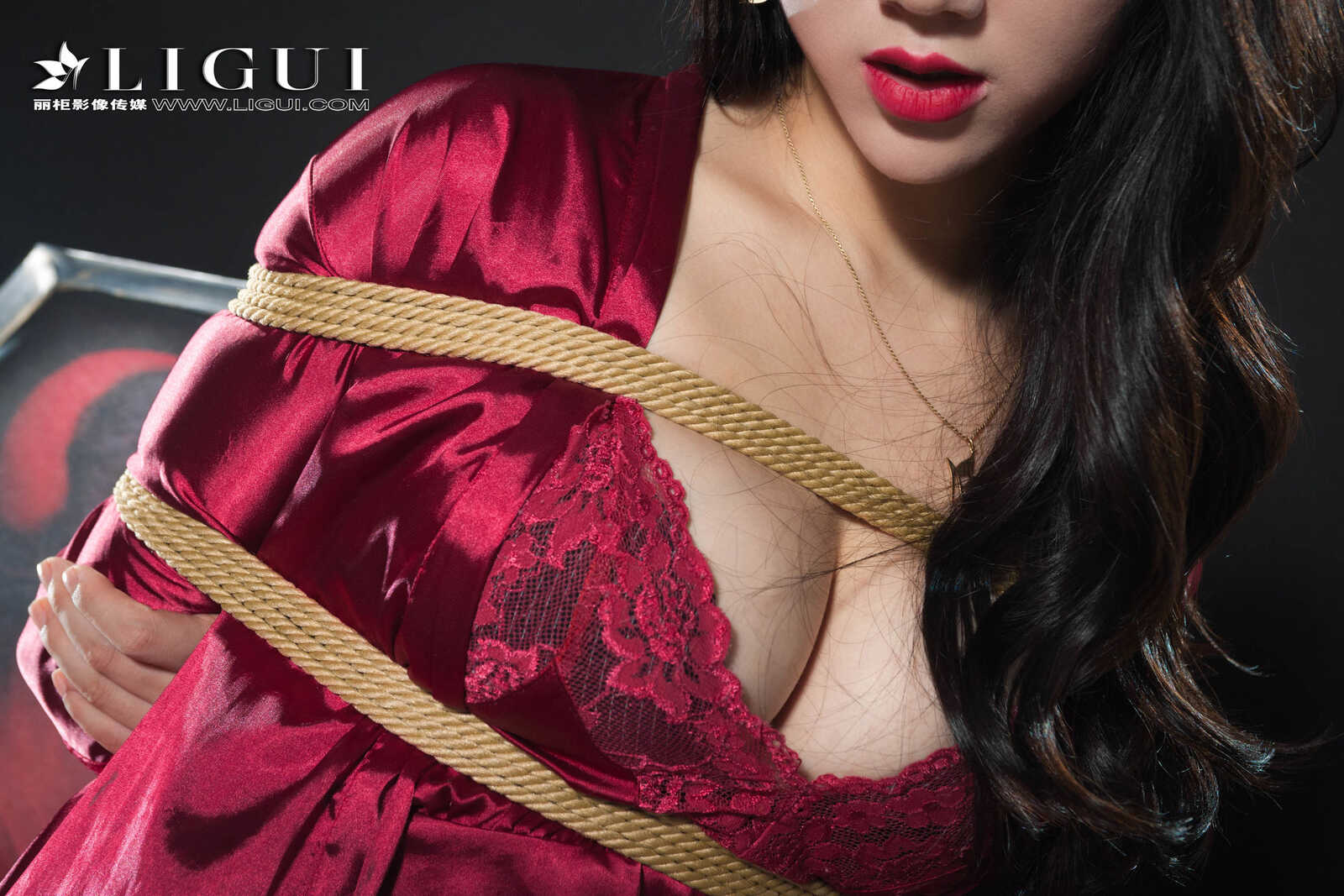 腿模然然《优雅高贵睡衣丝足》 [丽柜Ligui] 写真第6张