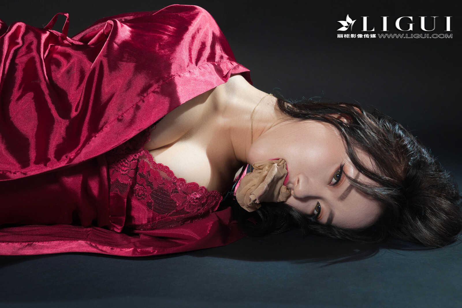 腿模然然《优雅高贵睡衣丝足》 [丽柜Ligui] 写真第1张