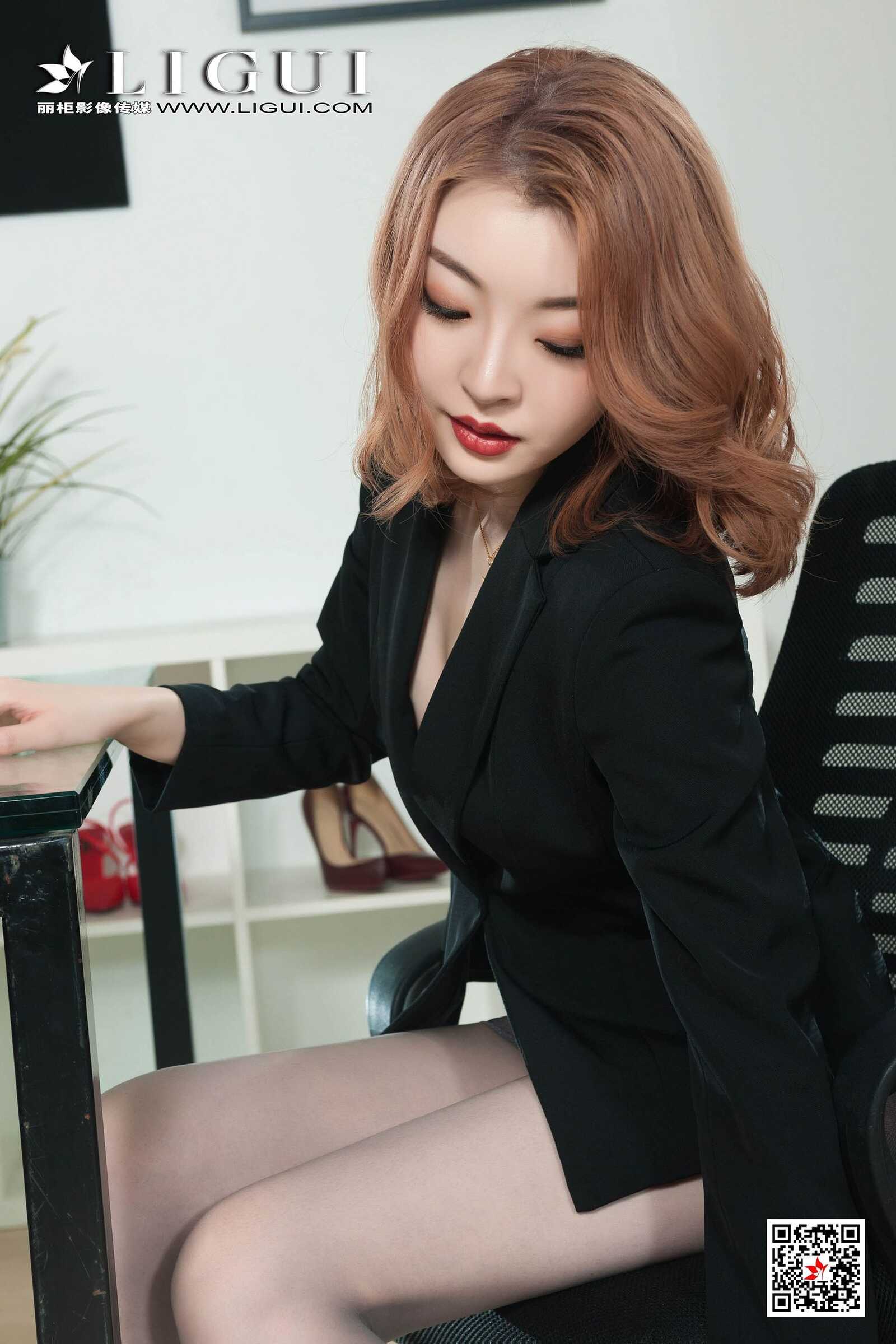 腿模思航《灰丝OL女郎》 [丽柜Ligui] 网络丽人 写第10张