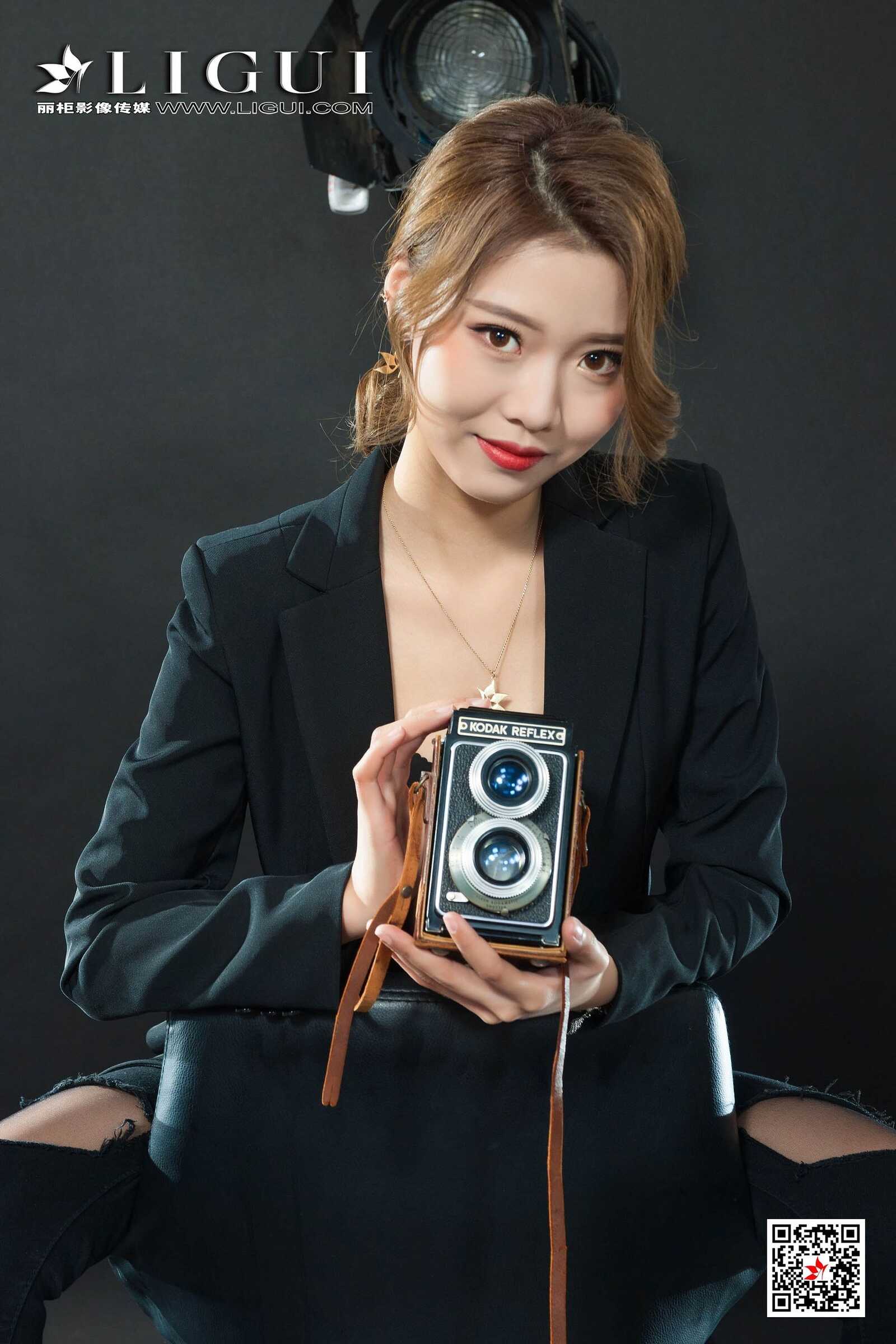 钟情《破洞牛仔黑丝OL》 [丽柜Ligui] 写真集第13张