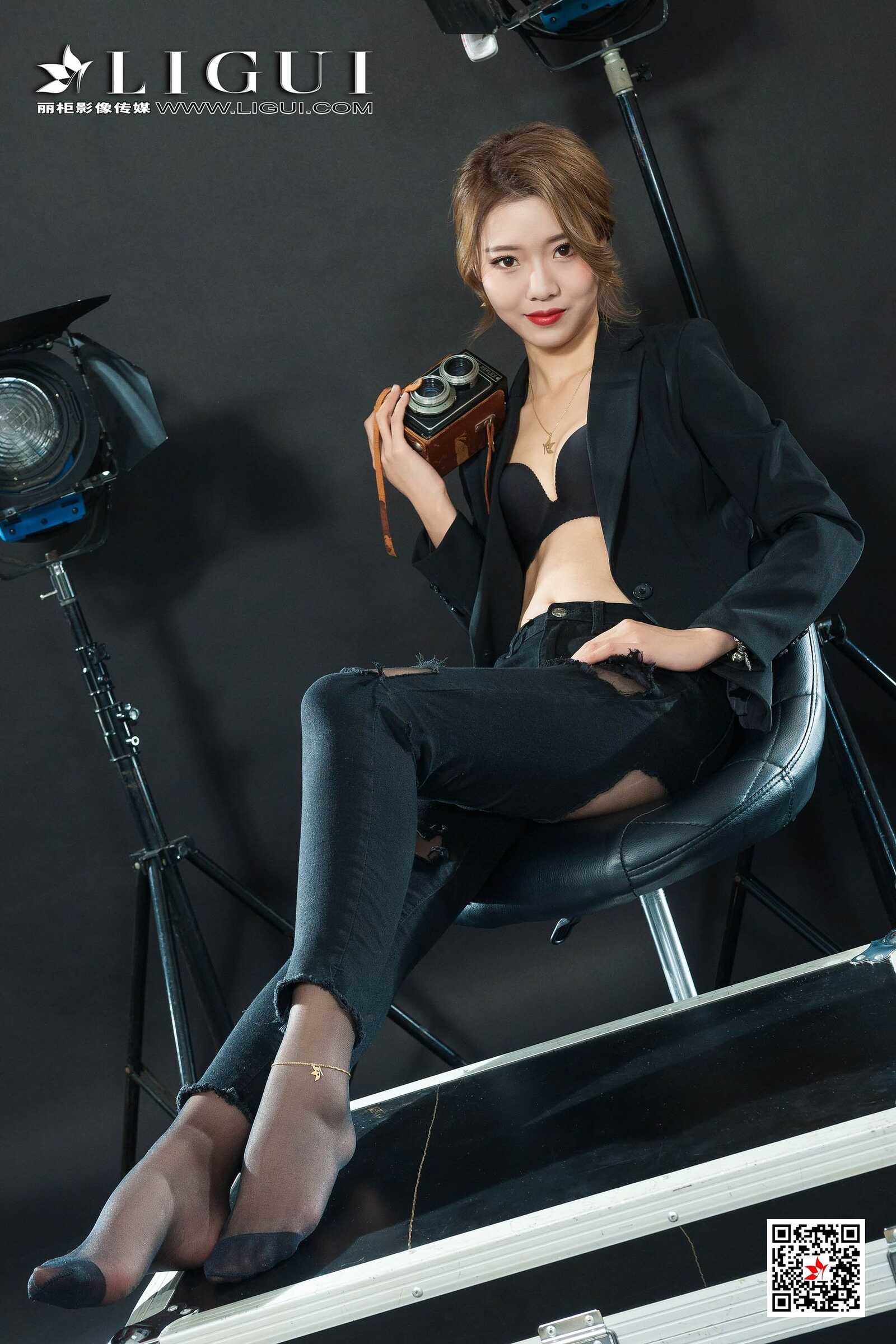 钟情《破洞牛仔黑丝OL》 [丽柜Ligui] 写真集第12张