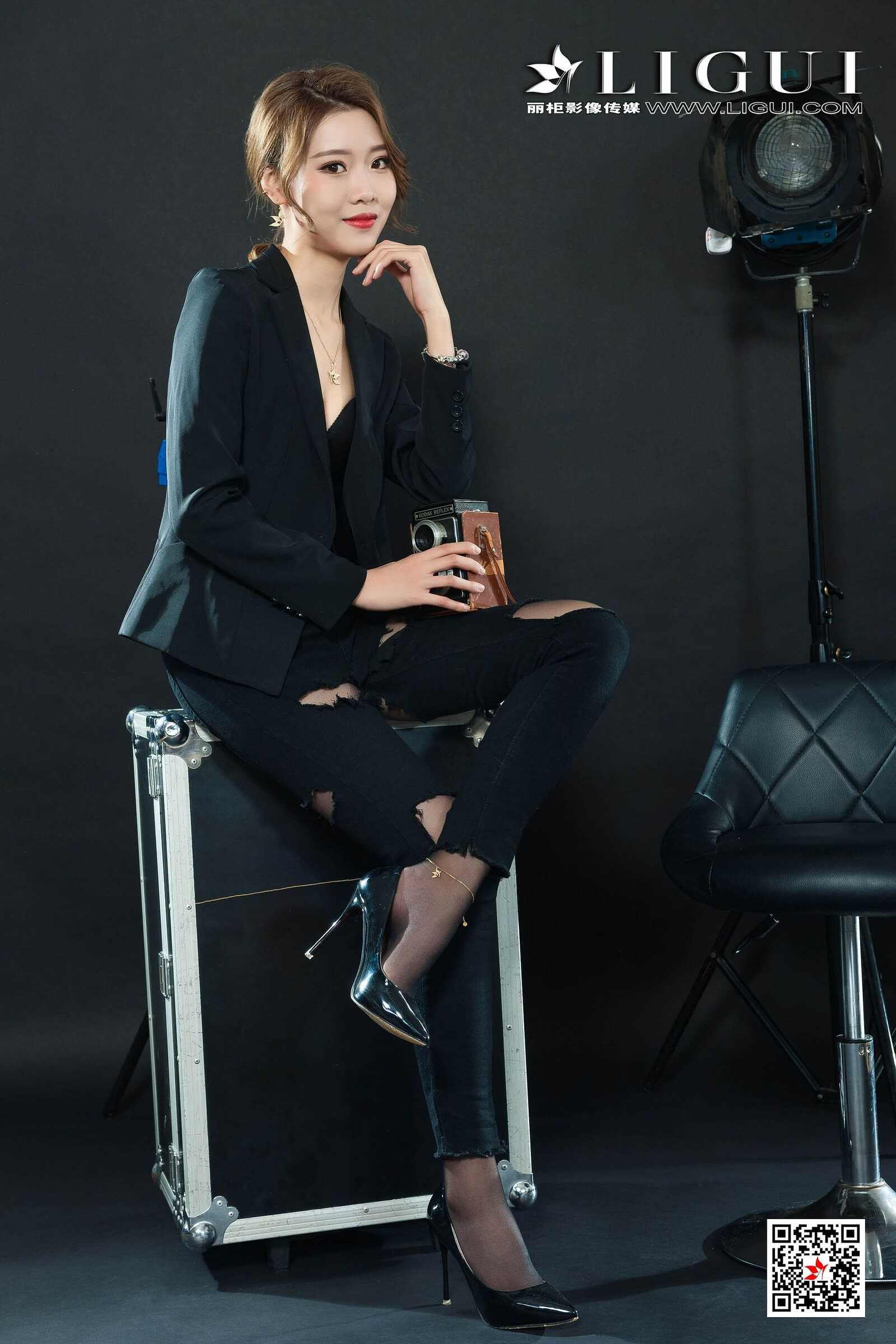 钟情《破洞牛仔黑丝OL》 [丽柜Ligui] 写真集第9张