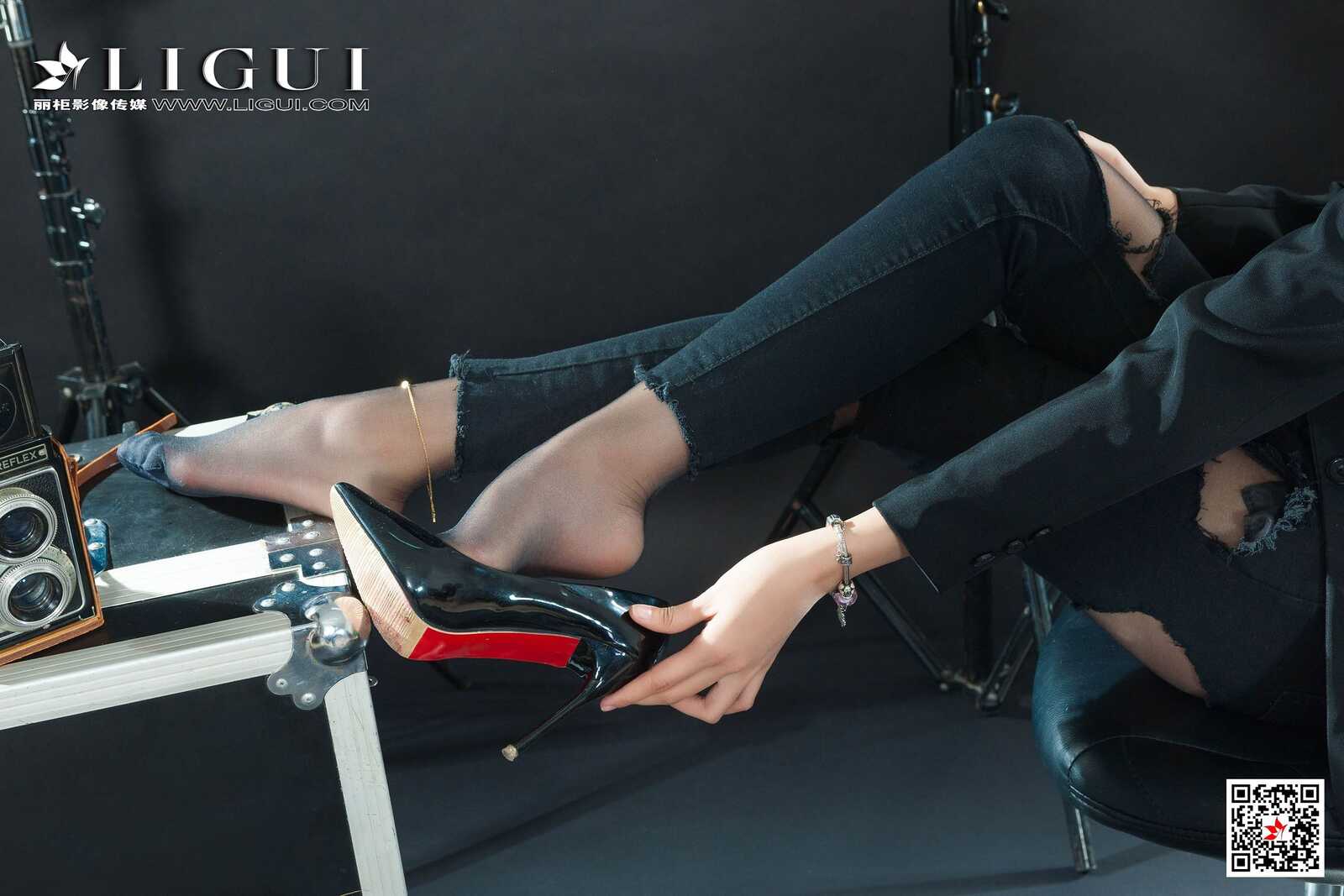 钟情《破洞牛仔黑丝OL》 [丽柜Ligui] 写真集第4张