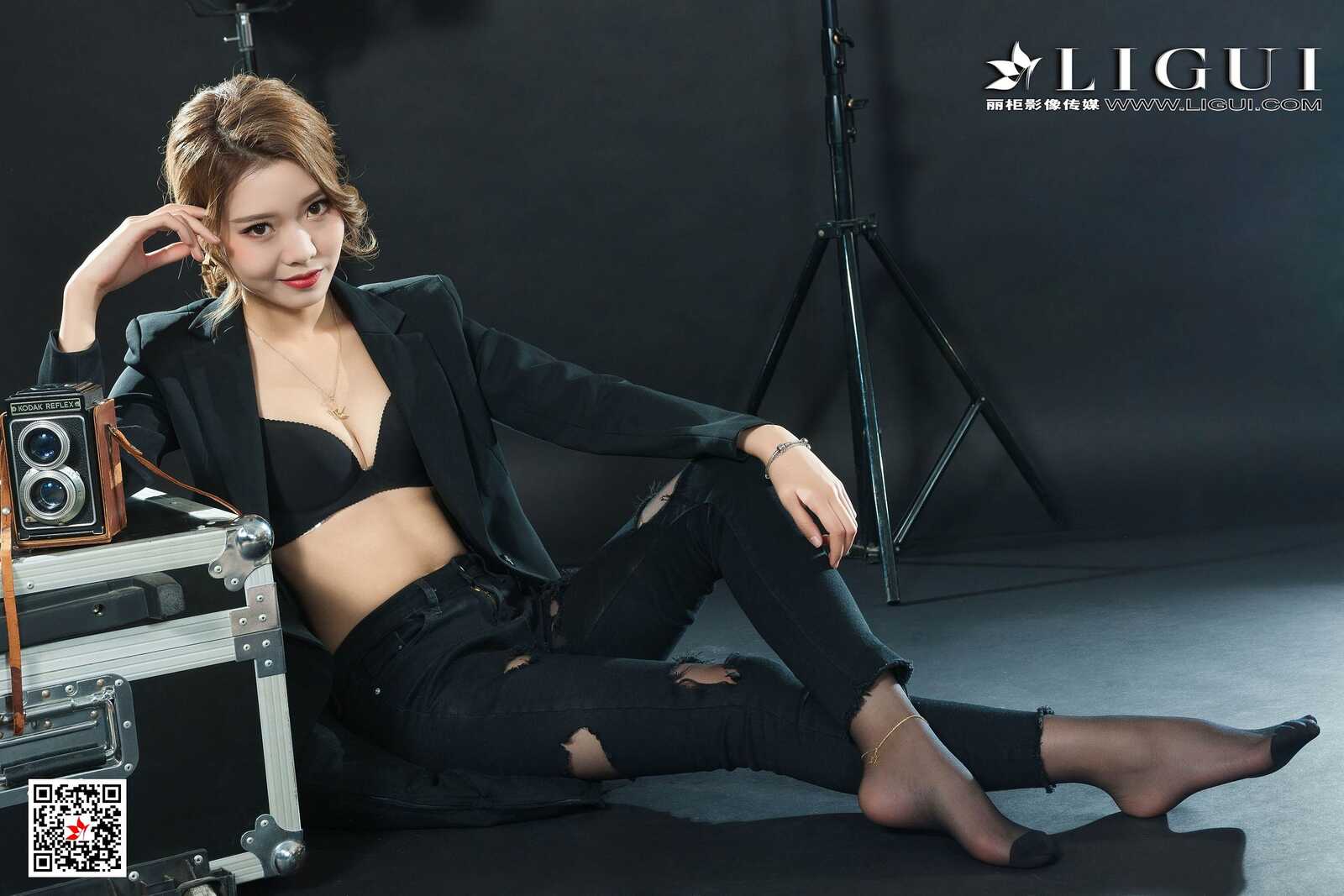 钟情《破洞牛仔黑丝OL》 [丽柜Ligui] 写真集第3张