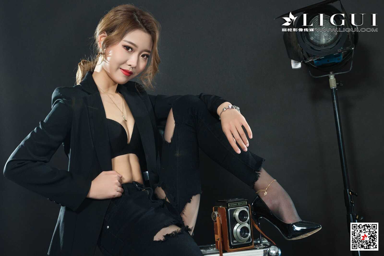 钟情《破洞牛仔黑丝OL》 [丽柜Ligui] 写真集第2张