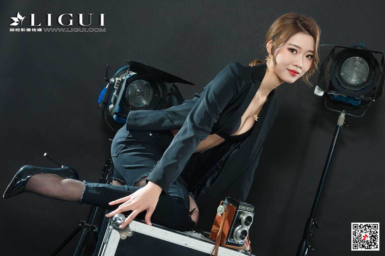 钟情《破洞牛仔黑丝OL》 [丽柜Ligui] 写真集第1张