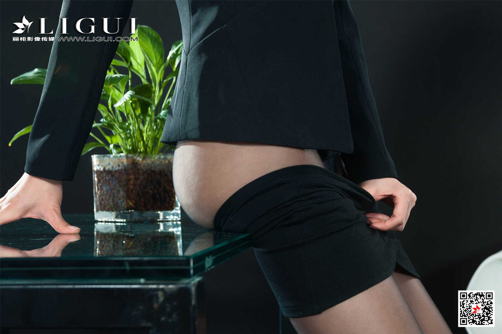 筱筱《黑丝诱人丝足》 [丽柜Ligui] 网络丽人 写真第2张